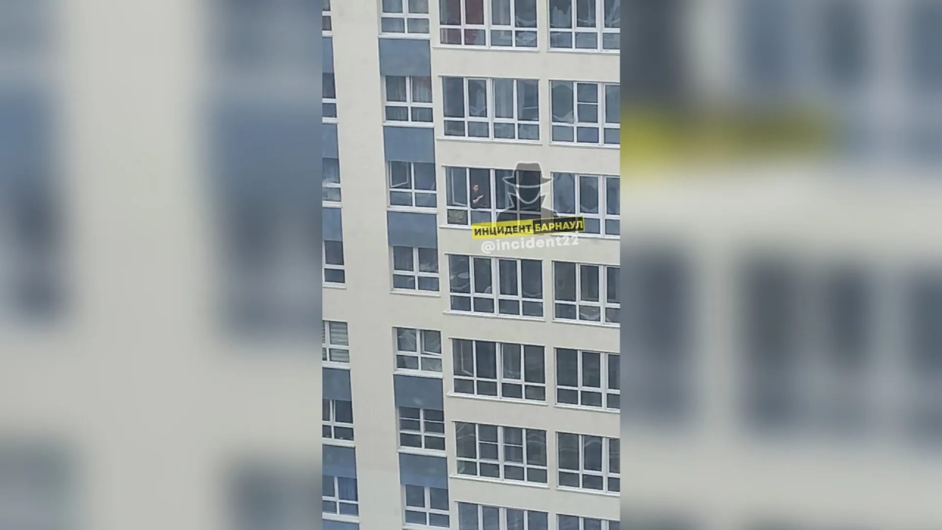 Барнаульцы пожаловались на девушку, поющую по ночам песни с балкона Барнаульцы пожаловались на девушку, поющую по ночам песни с балкона