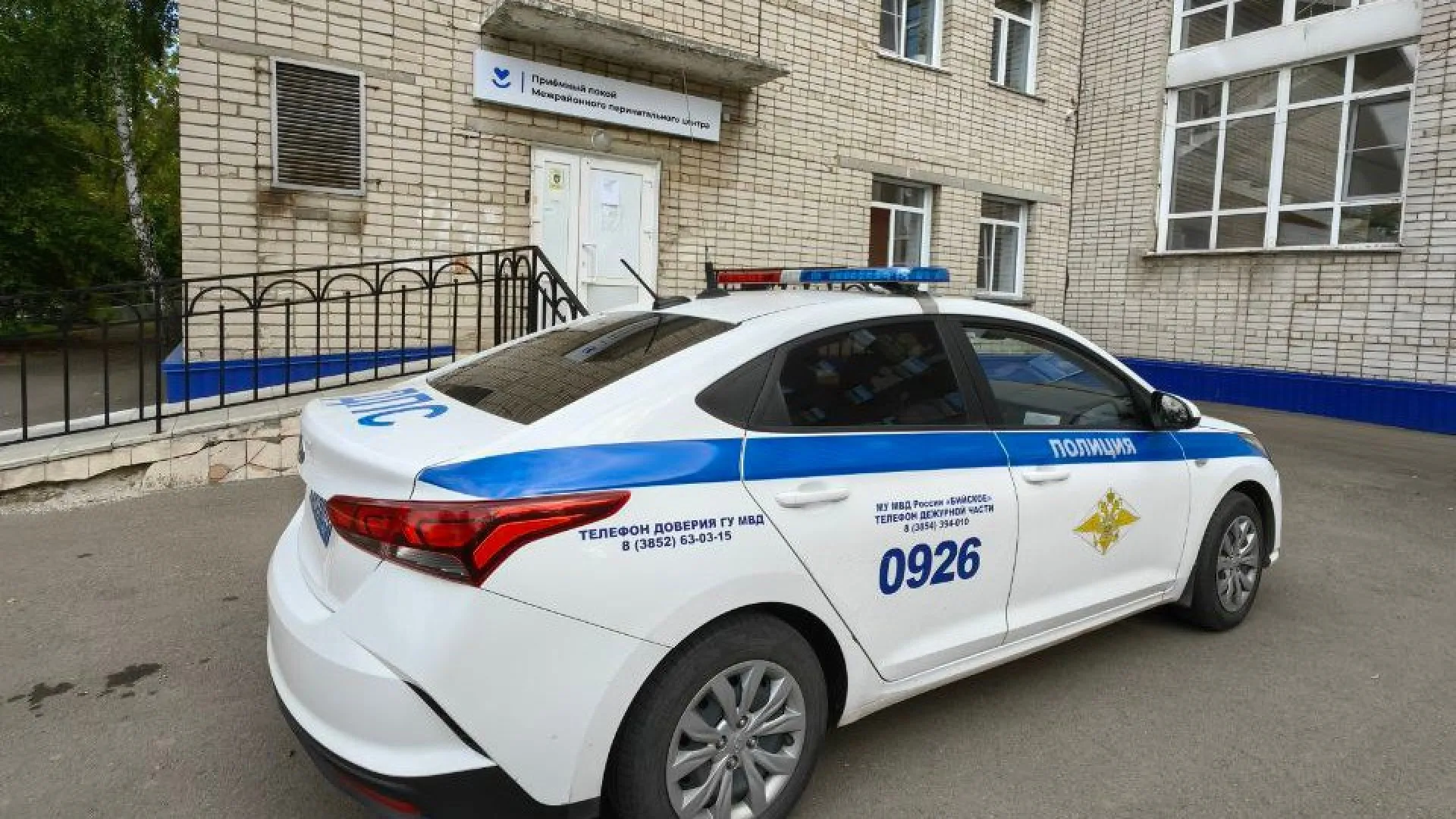 Пристегните ремни: полицейские помогли беременной женщине доехать до роддома в Бийском районе