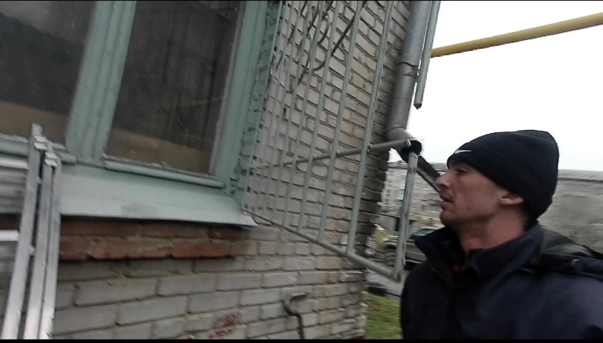 Спасатели помогли медикам попасть в квартиру с пострадавшим мужчиной в Барнауле