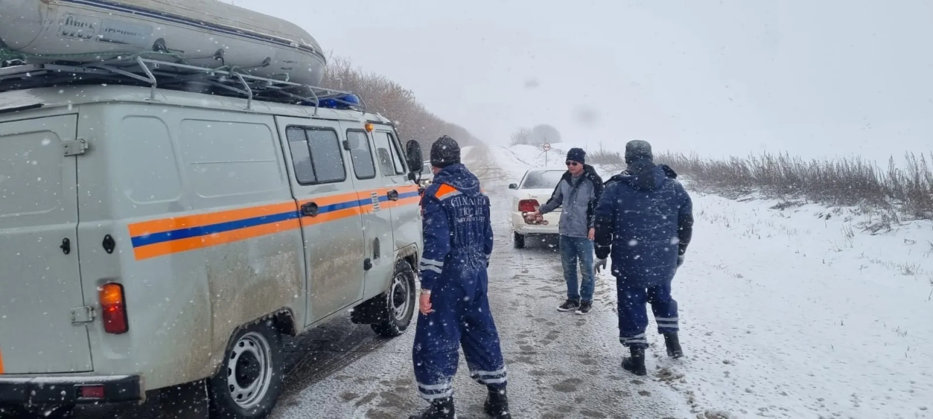 Водолазы спасли семью с маленьким ребёнком в Алтайском крае 