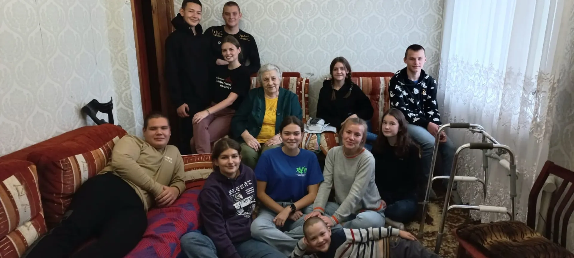В алтайском селе волонтеры помогли одинокой пенсионерке