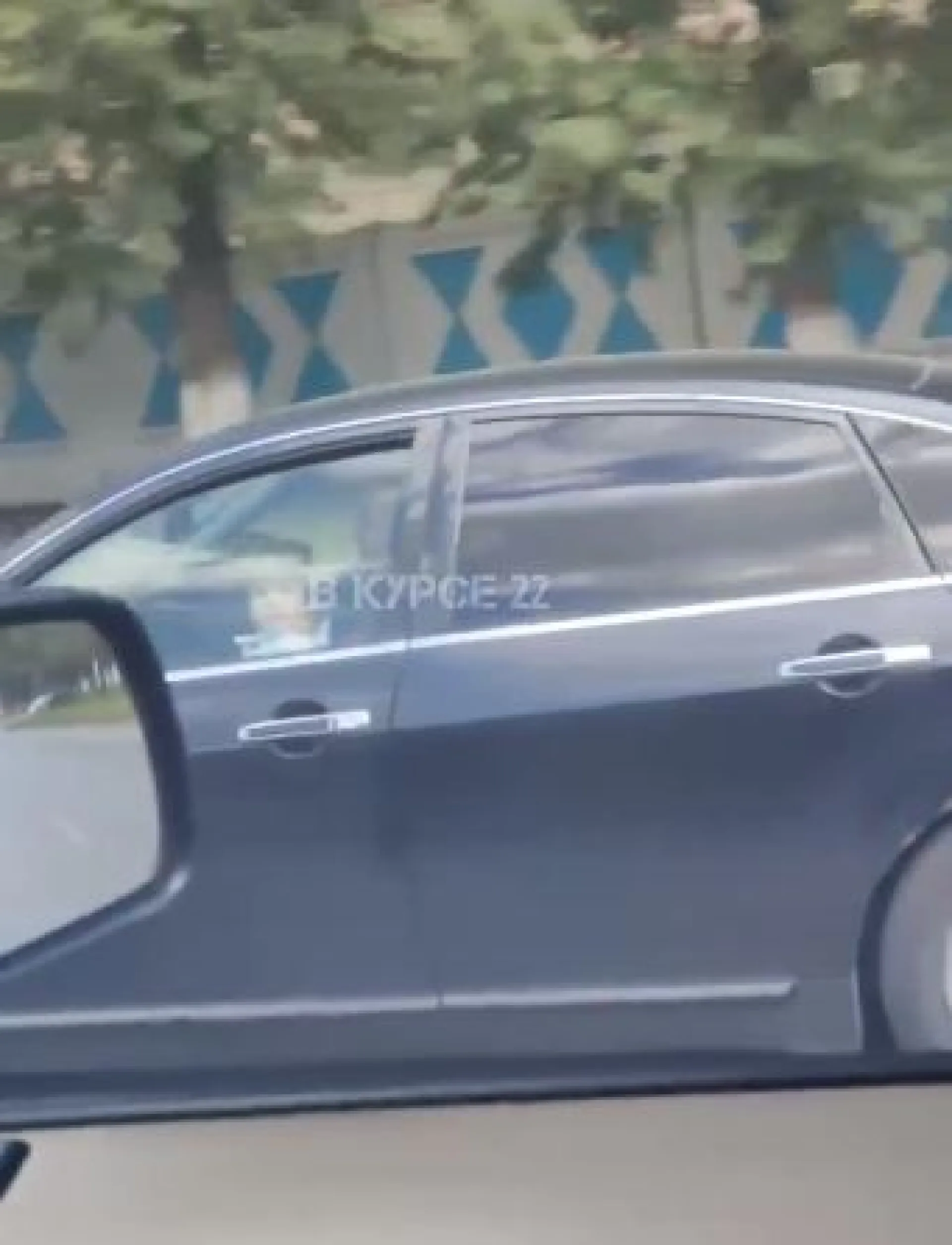 Водитель легкового автомобиля ехал по дороге с ребенком на коленях в Барнауле