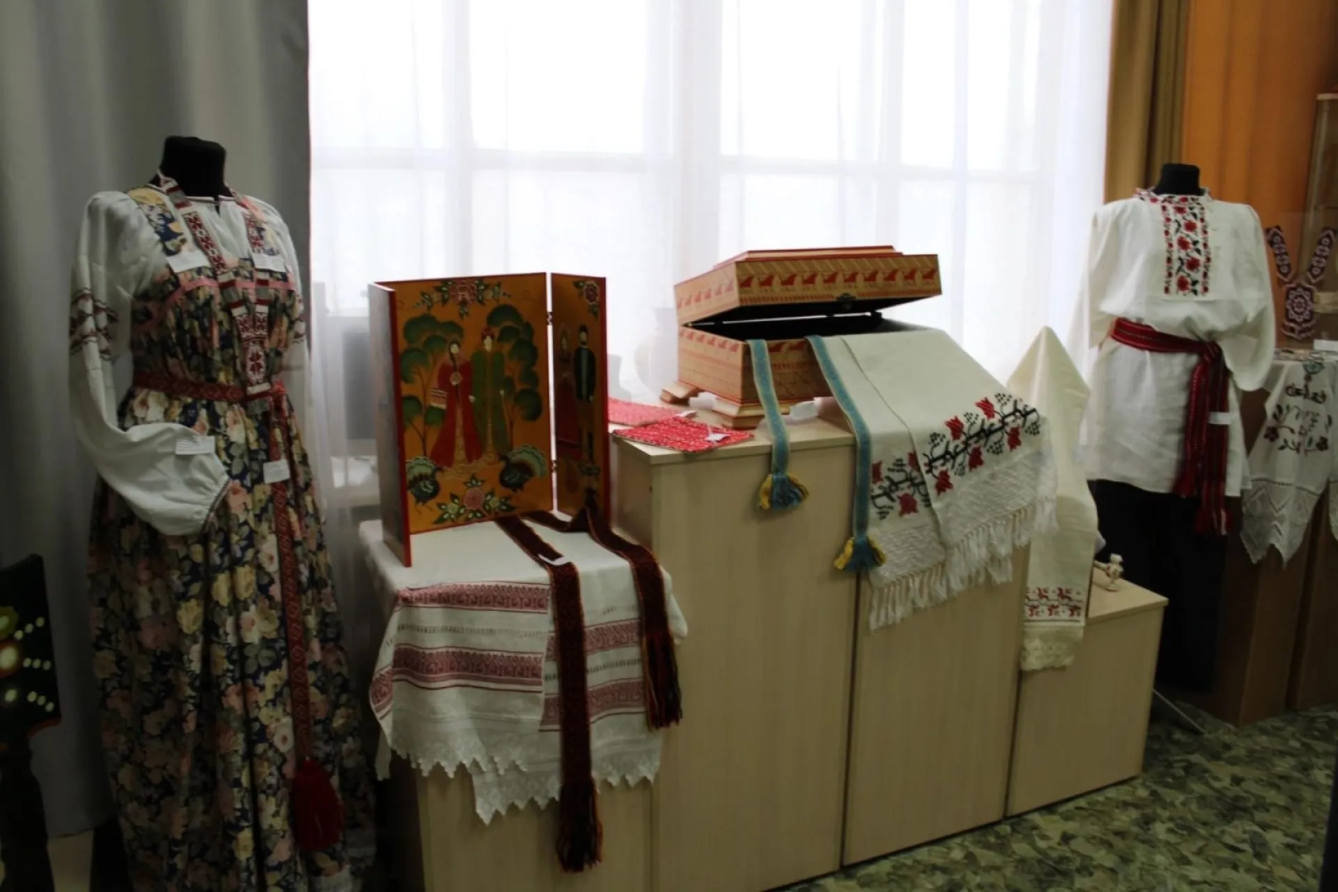 В Ребрихинской детской школе искусств открылась выставка «Грани творчества»