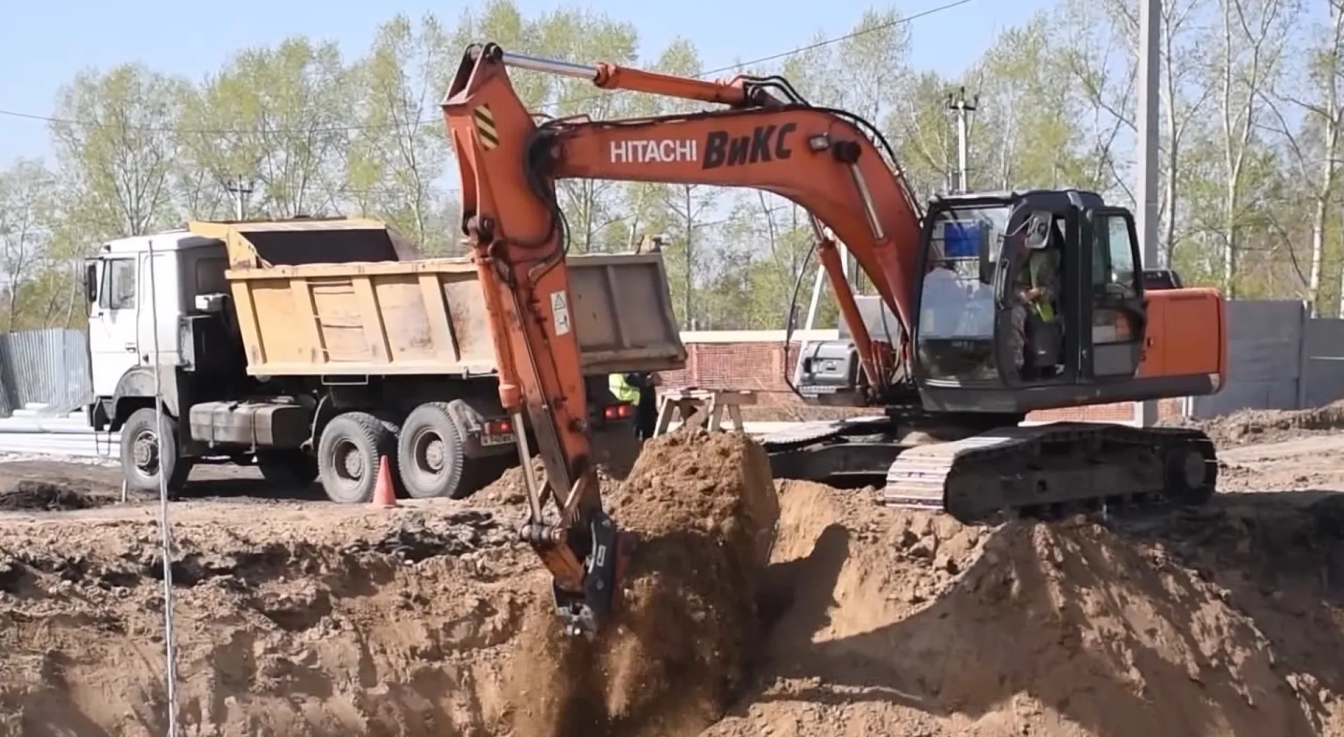 В барнаульском микрорайоне Спутник проводят реконструкцию системы водоснабжения