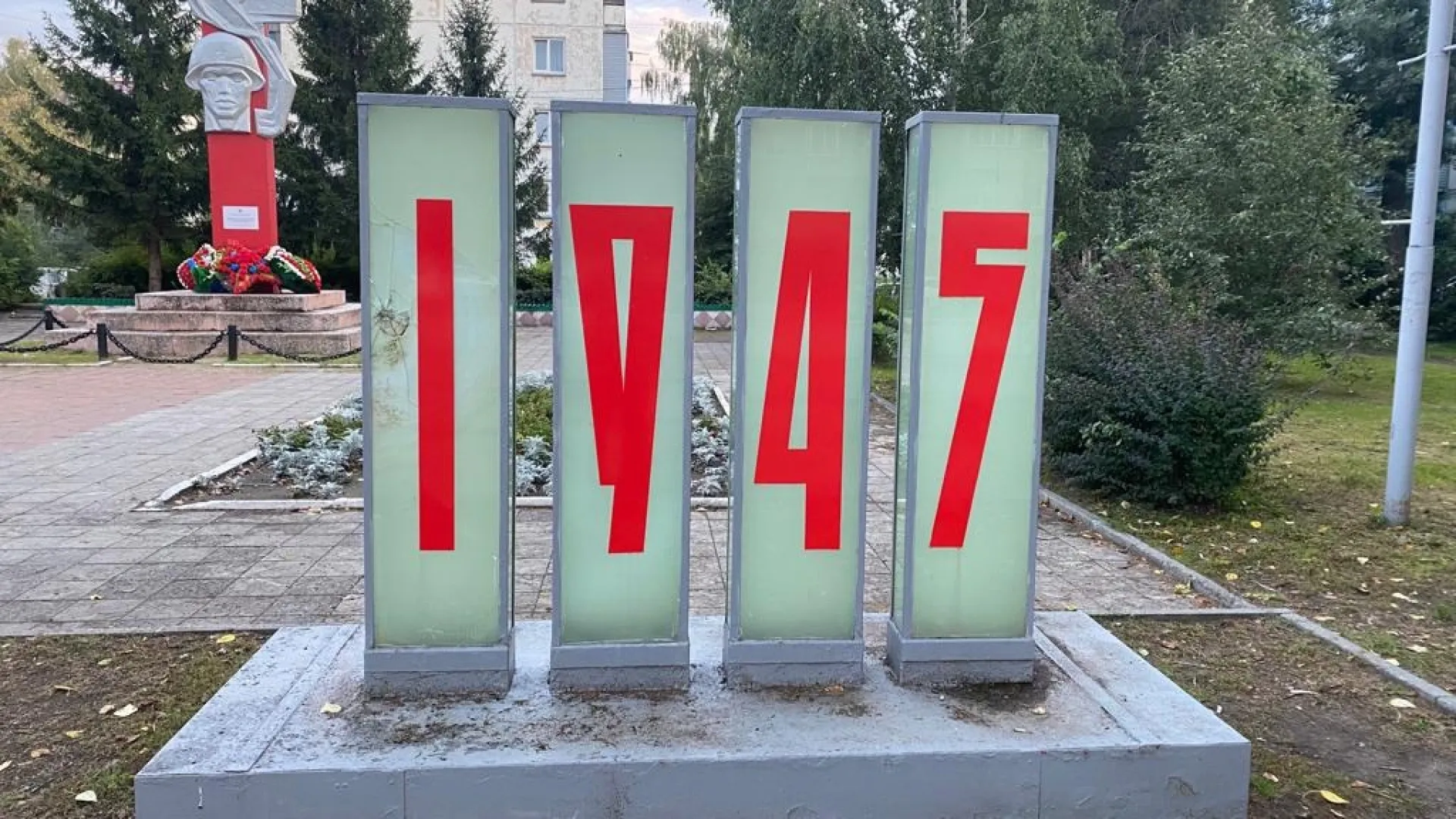 Неизвестный разгромил мемориальный комплекс в Бийске Неизвестный разгромил мемориальный комплекс в Бийске