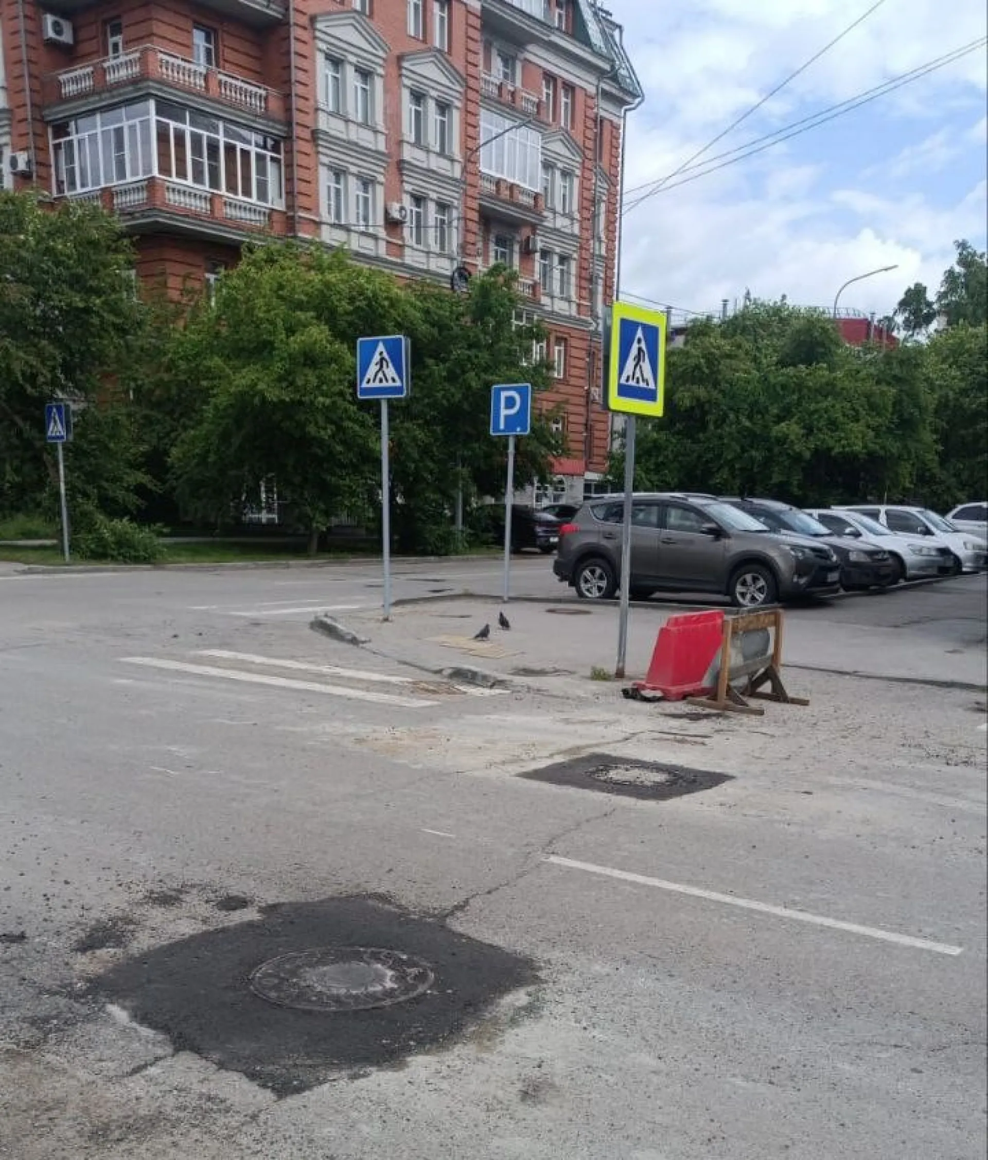 Колодцы на проезжих частях ремонтируют в Барнауле
