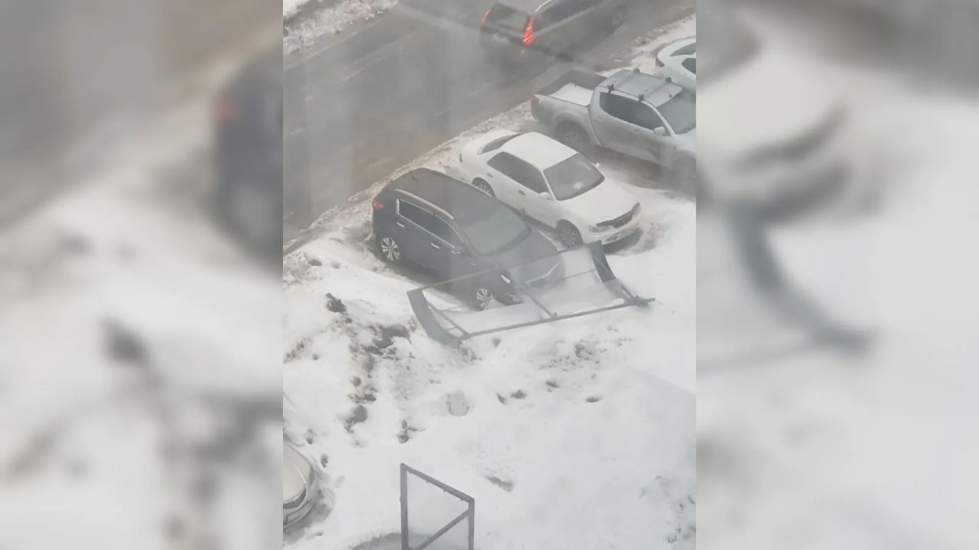 Ветер снёс крышу остановки в Барнауле
