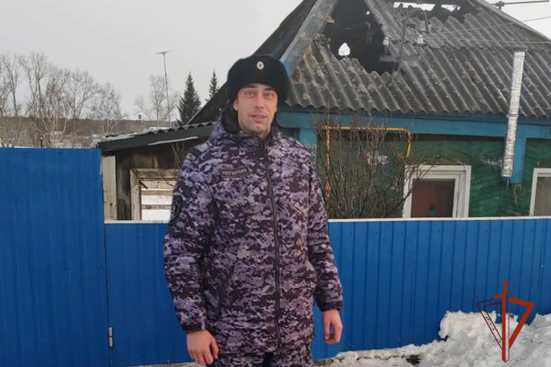 Росгвардеец спас семью из горящего дома в Павловске Росгвардеец спас семью из горящего дома в Павловске