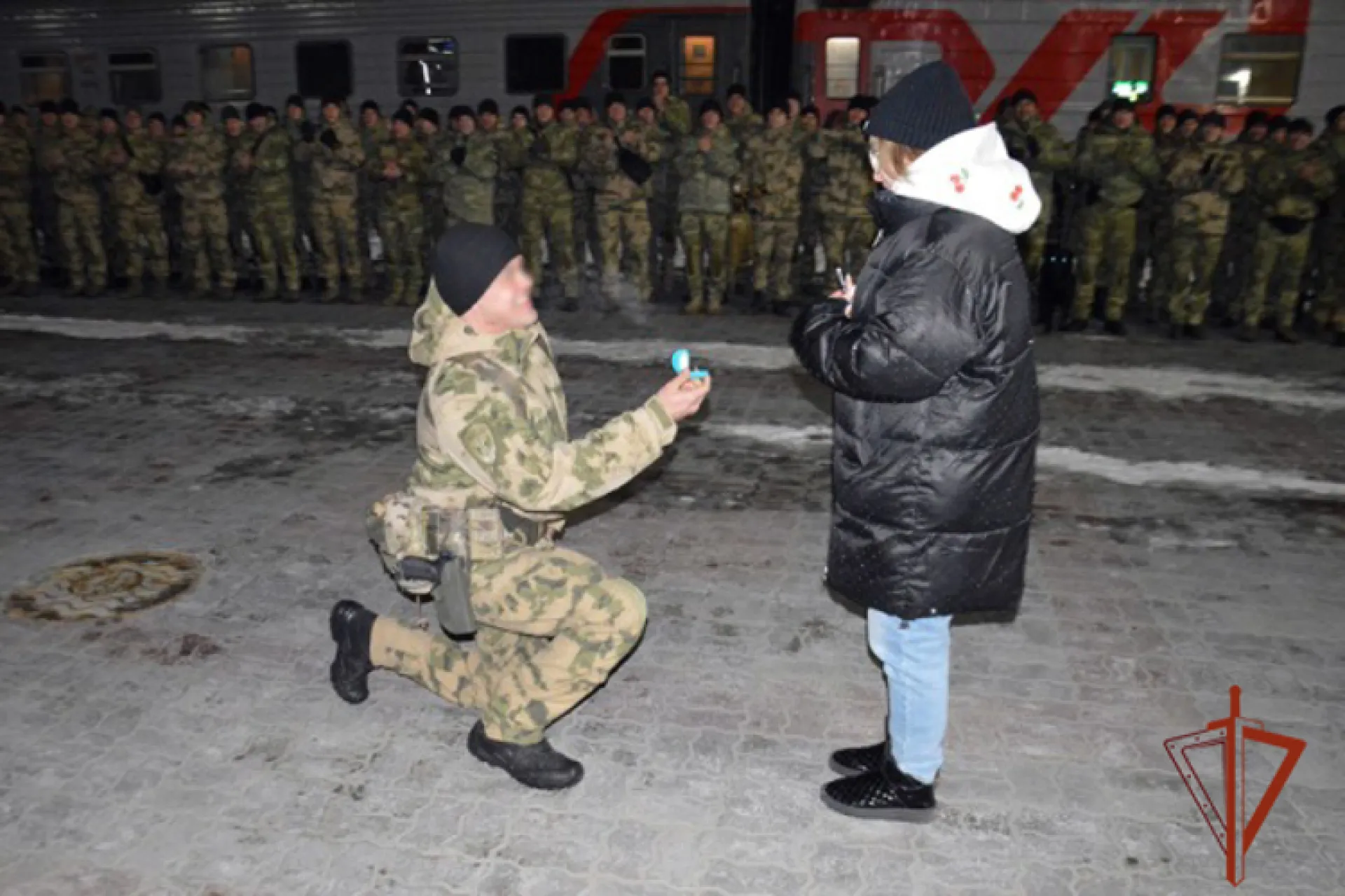 Боец СВО сделал предложение своей девушке на вокзале в Барнауле Боец СВО сделал предложение своей девушке на вокзале в Барнауле