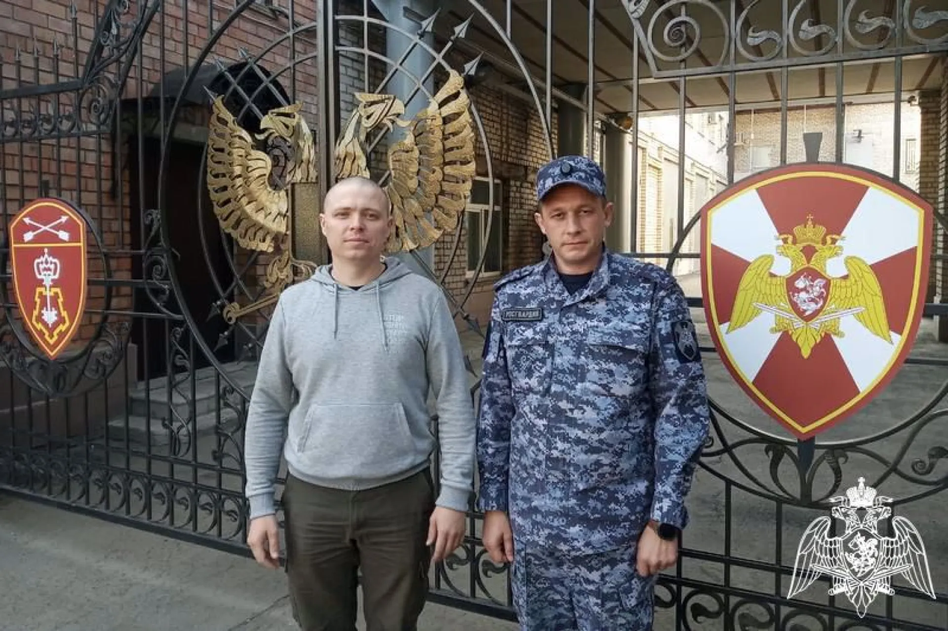 Росгвардейцы оказали первую помощь жительнице Барнаула при помощи веток
