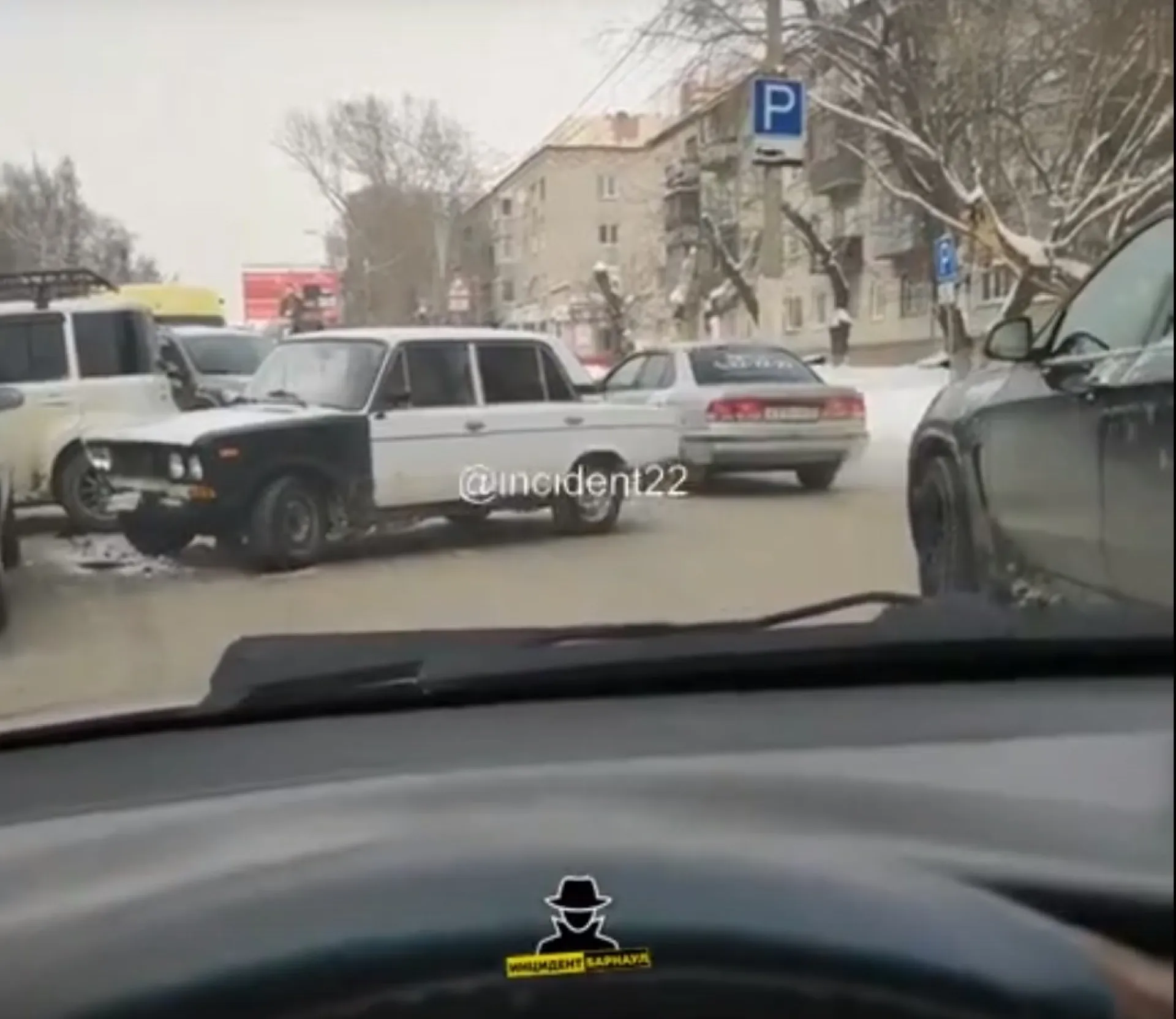 Массовое ДТП с участием грузового автомобиля произошло в Барнауле