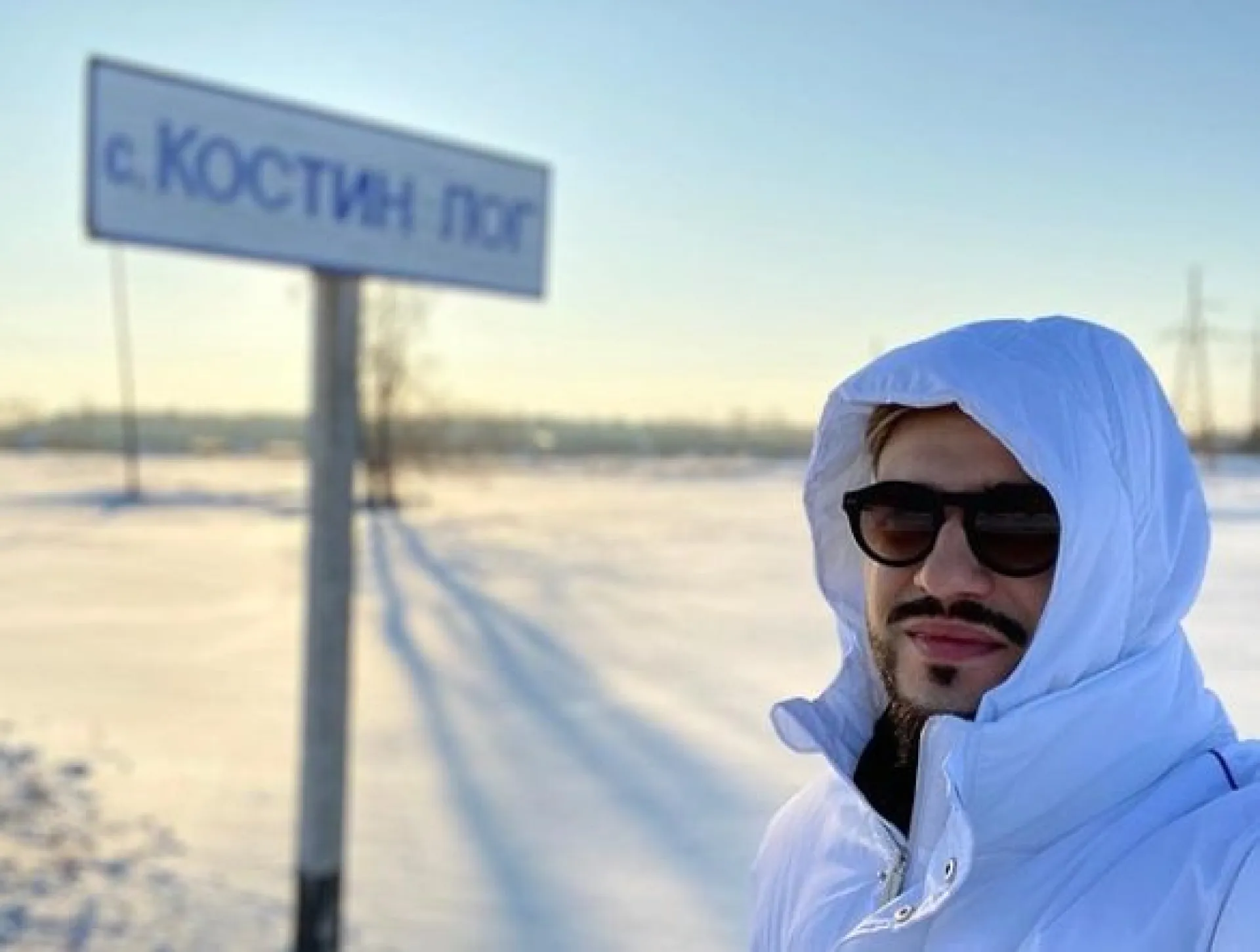 Блогер приехал в алтайское село, чтобы снять фильм о ремонте ДК, оплаченном футболистом Смоловым Блогер приехал в алтайское село, чтобы снять фильм о ремонте ДК, оплаченном футболистом Смоловым