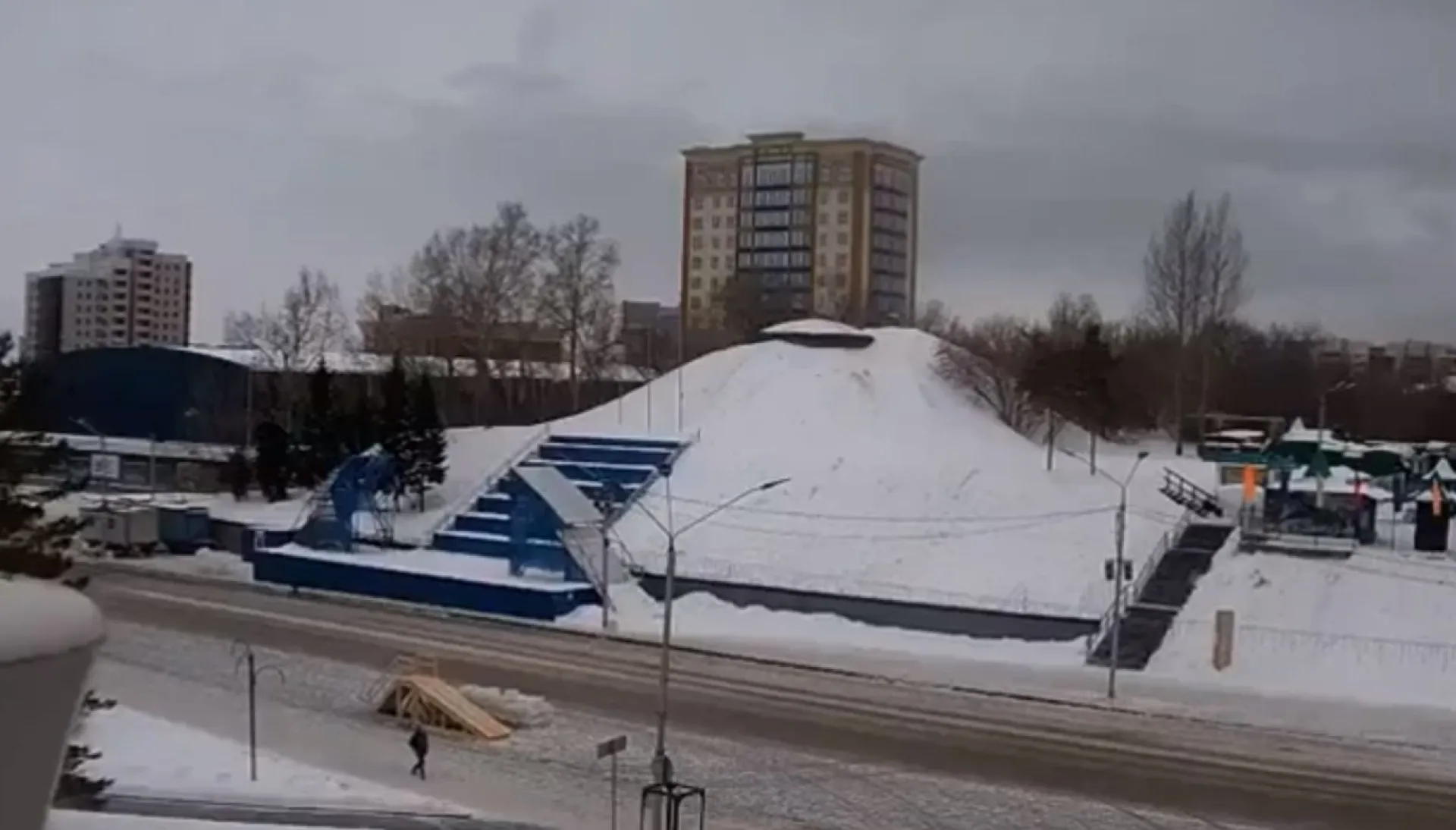 Веб-камеры К24: как во время потепления выглядит главный снежный городок края Веб-камеры К24: как во время потепления выглядит главный снежный городок края