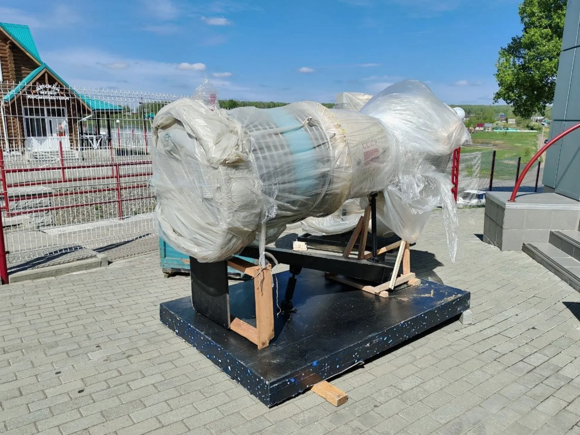 Модели легендарной космической техники доставили в Алтайский край