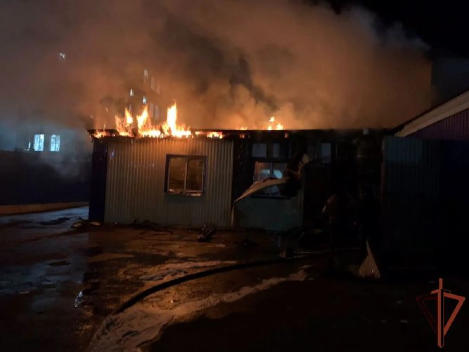Алтайские росгвардейцы эвакуировали газовый баллон из горящего автосервиса Алтайские росгвардейцы эвакуировали газовый баллон из горящего автосервиса