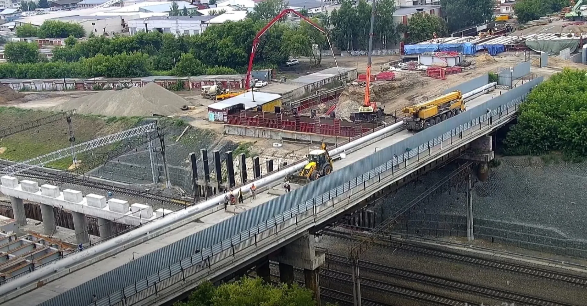 Временную схему движения для пешеходов организовали в районе реконструкции путепровода в Барнауле Временную схему движения для пешеходов организовали в районе реконструкции путепровода в Барнауле