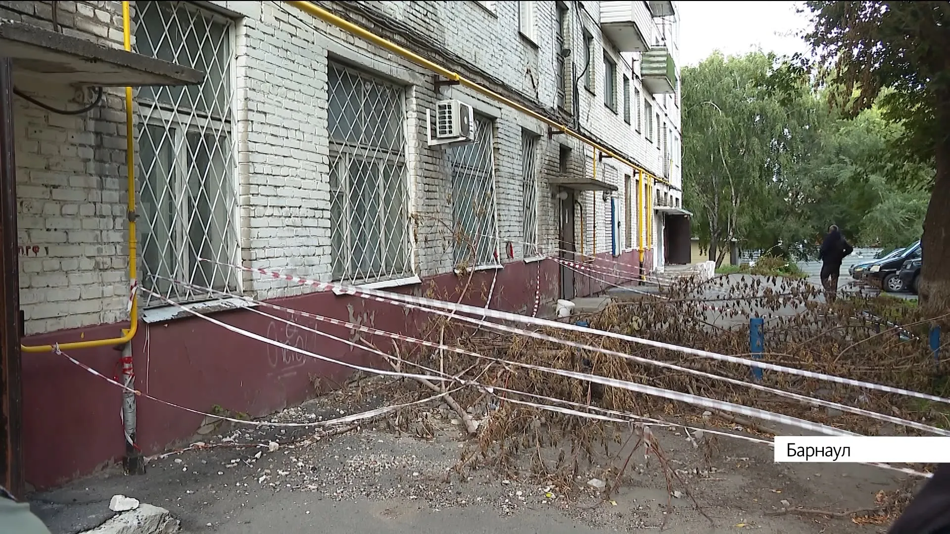 «Держится на молитве, честном слове и обоях»: какая судьба ждёт разрушающийся дом на улице Новороссийской в Барнауле