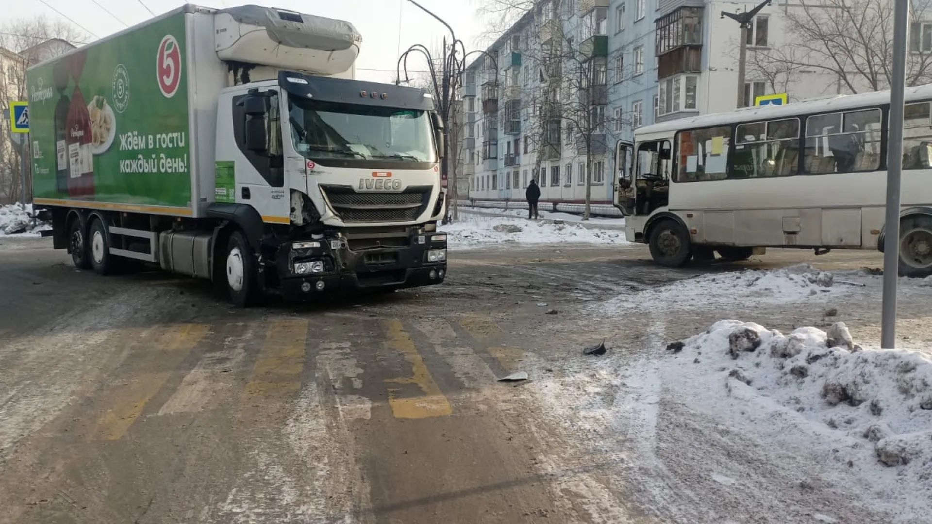 Автобус с пассажирами и грузовик столкнулись в Бийске