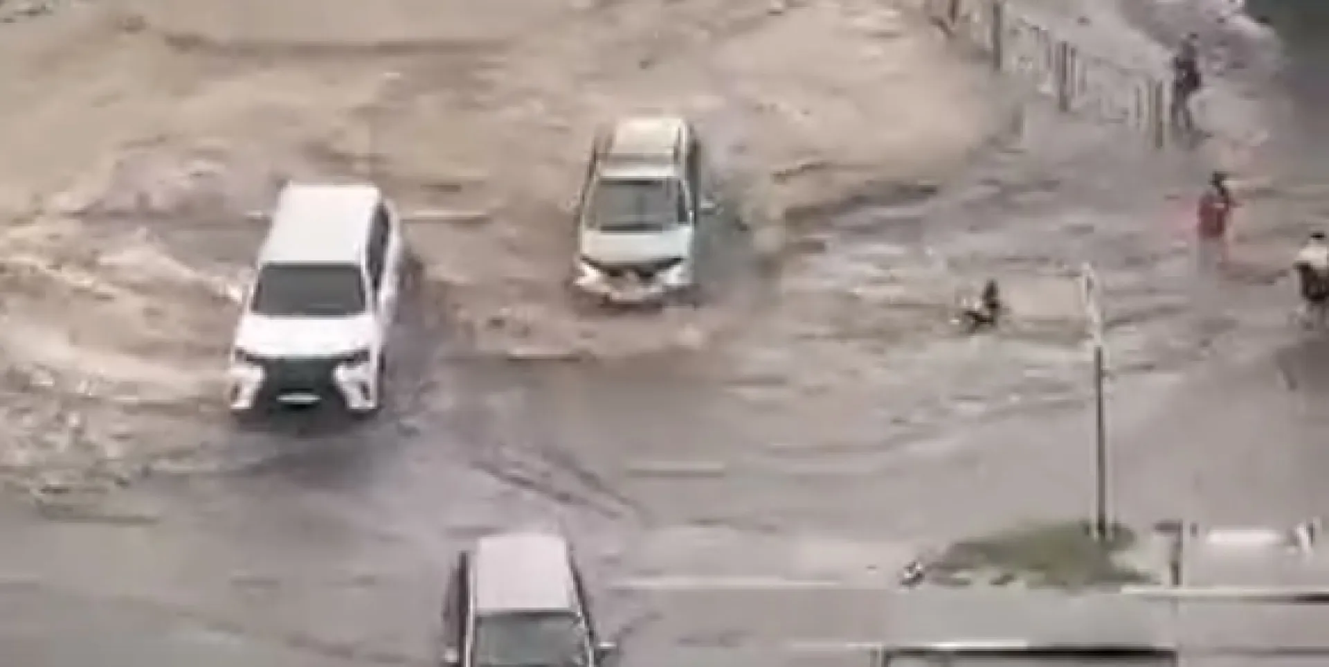 Стала известна личность ребёнка, которого унесло потоком воды в Барнауле Стала известна личность ребёнка, которого унесло потоком воды в Барнауле