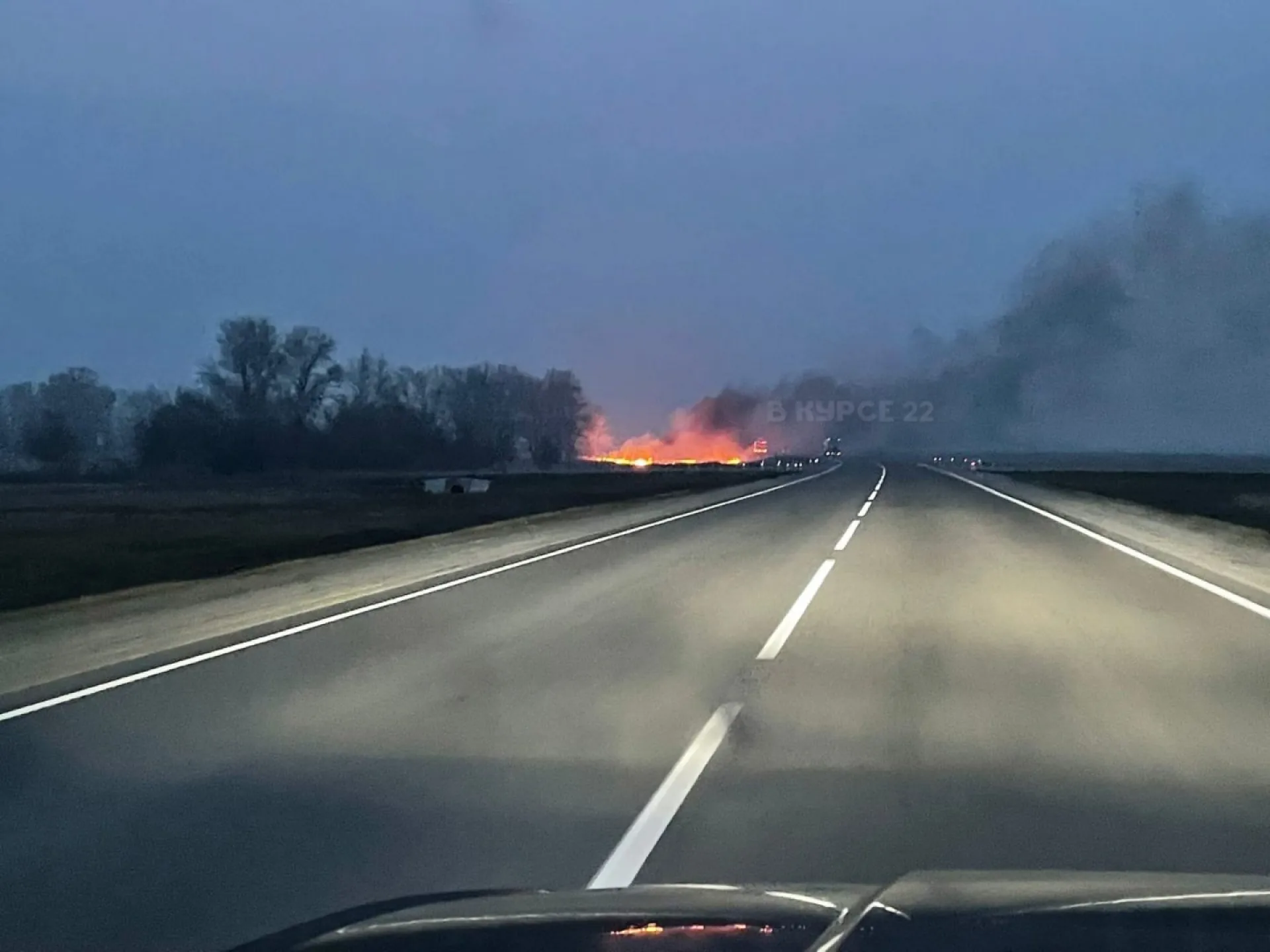 Огонь с автомобиля перекинулся на поле в Алтайском крае Огонь с автомобиля перекинулся на поле в Алтайском крае
