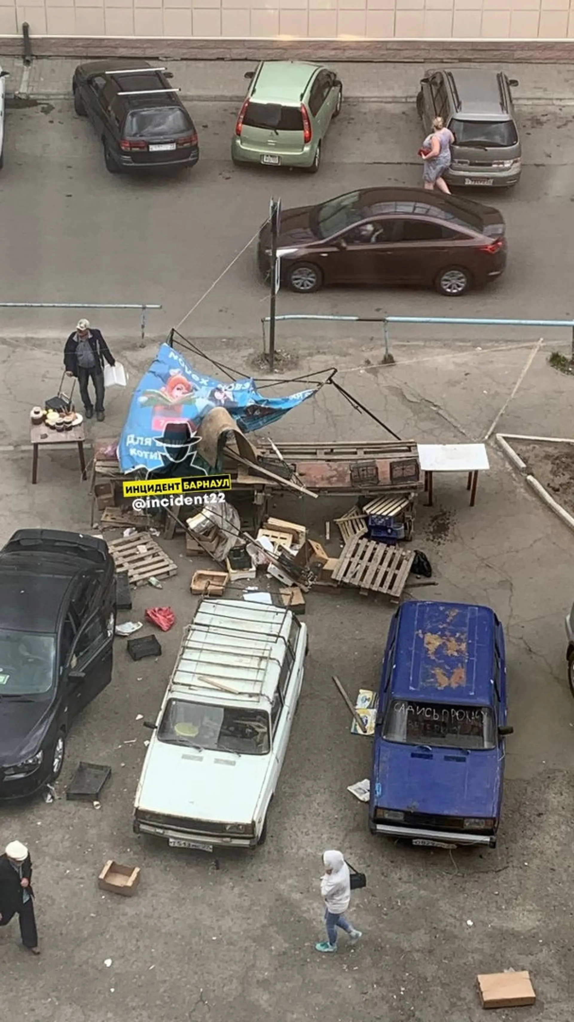 Палатки на рынке повалило от ветра в Барнауле