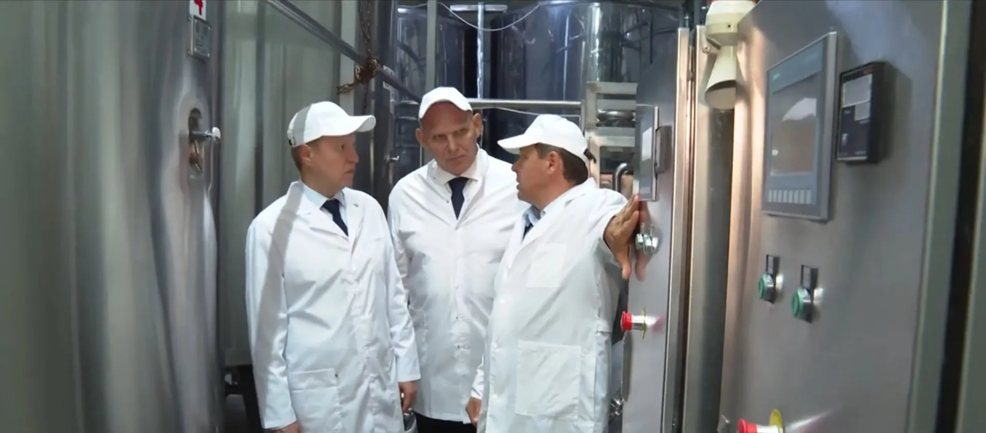 Виктор Томенко и сенатор Александр Карелин посетили маслосырзавод Калманского района