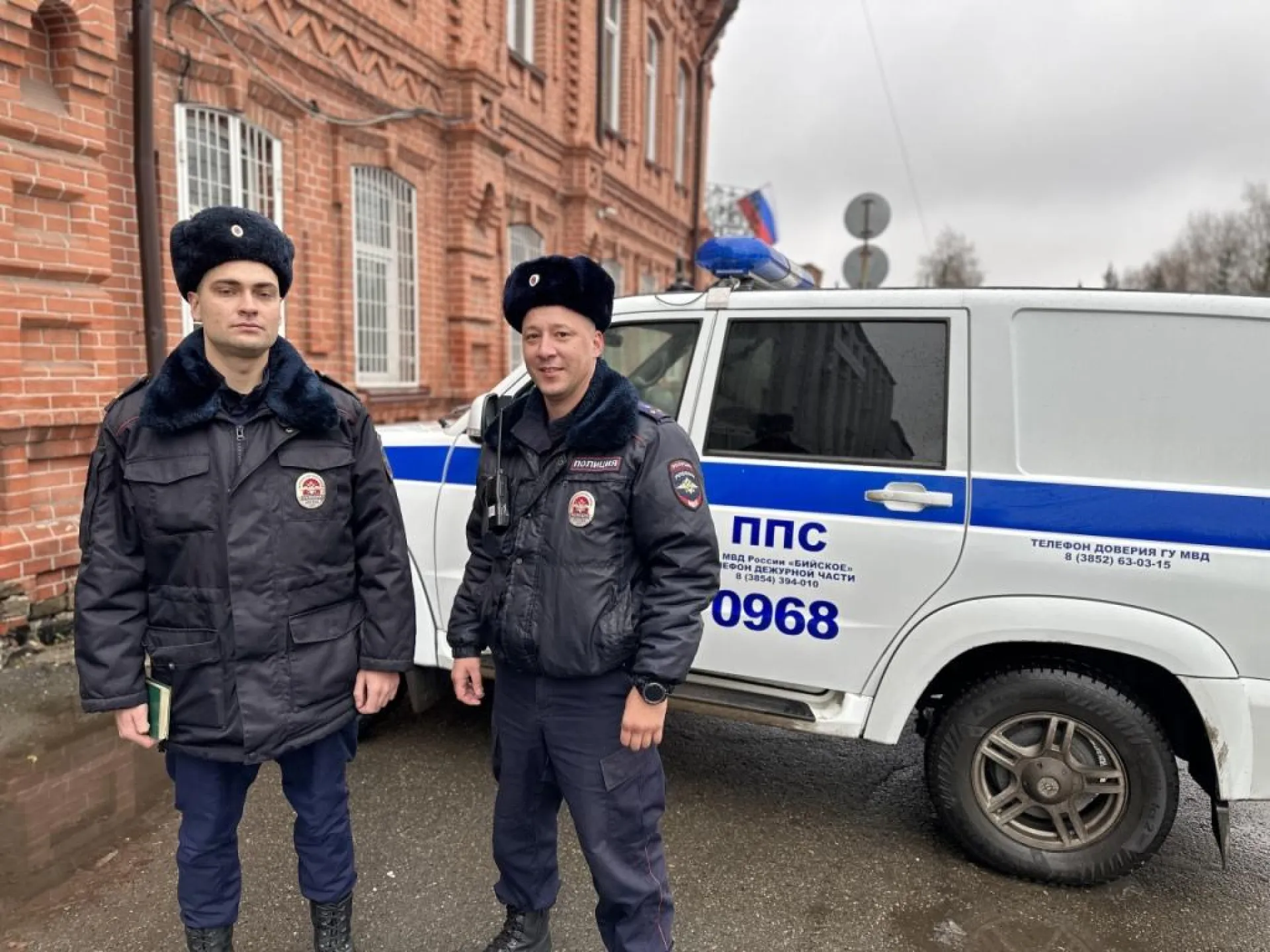 Бийские полицейские пришли на помощь землякам, оказавшимся в горящем доме Бийские полицейские пришли на помощь землякам, оказавшимся в горящем доме