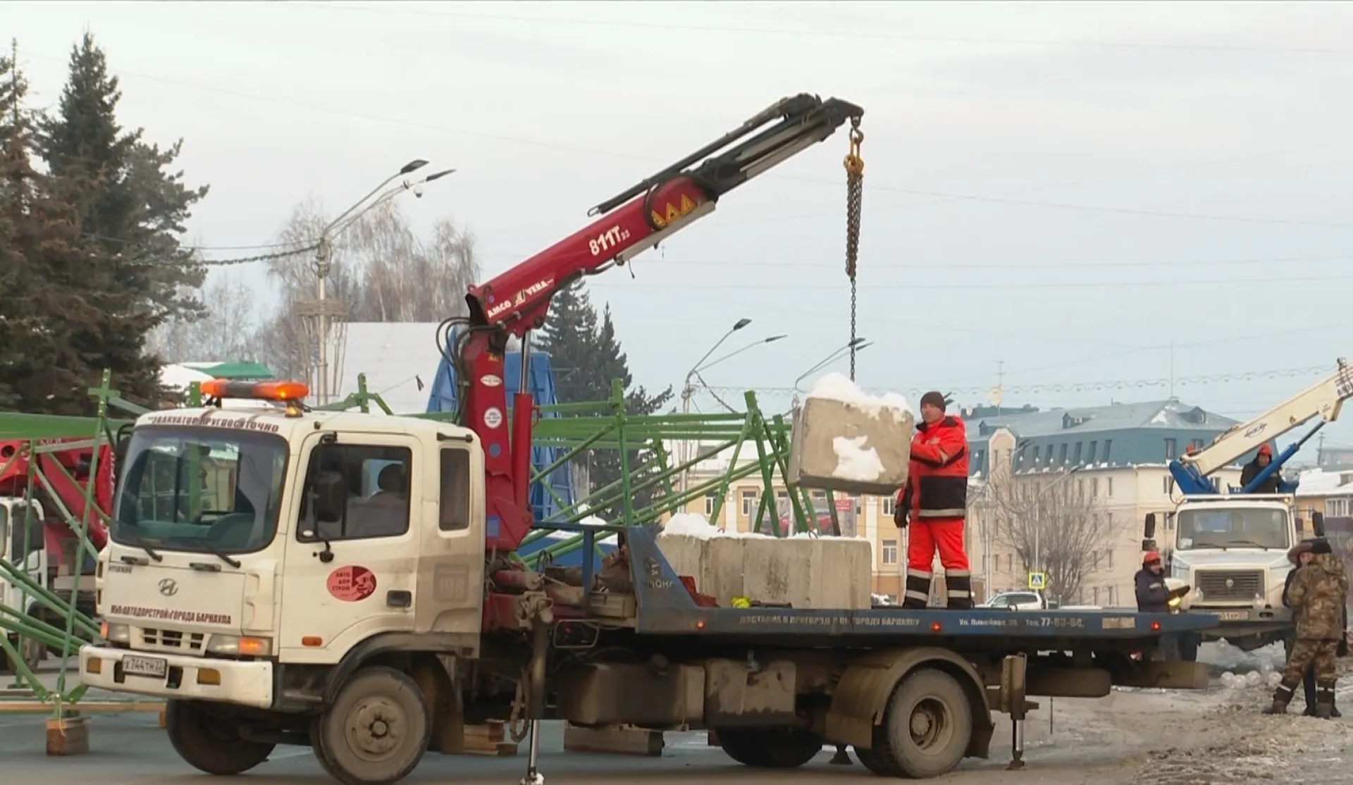 Площадь Сахарова в Барнауле перекрыли для строительства новогоднего городка Площадь Сахарова в Барнауле перекрыли для строительства новогоднего городка
