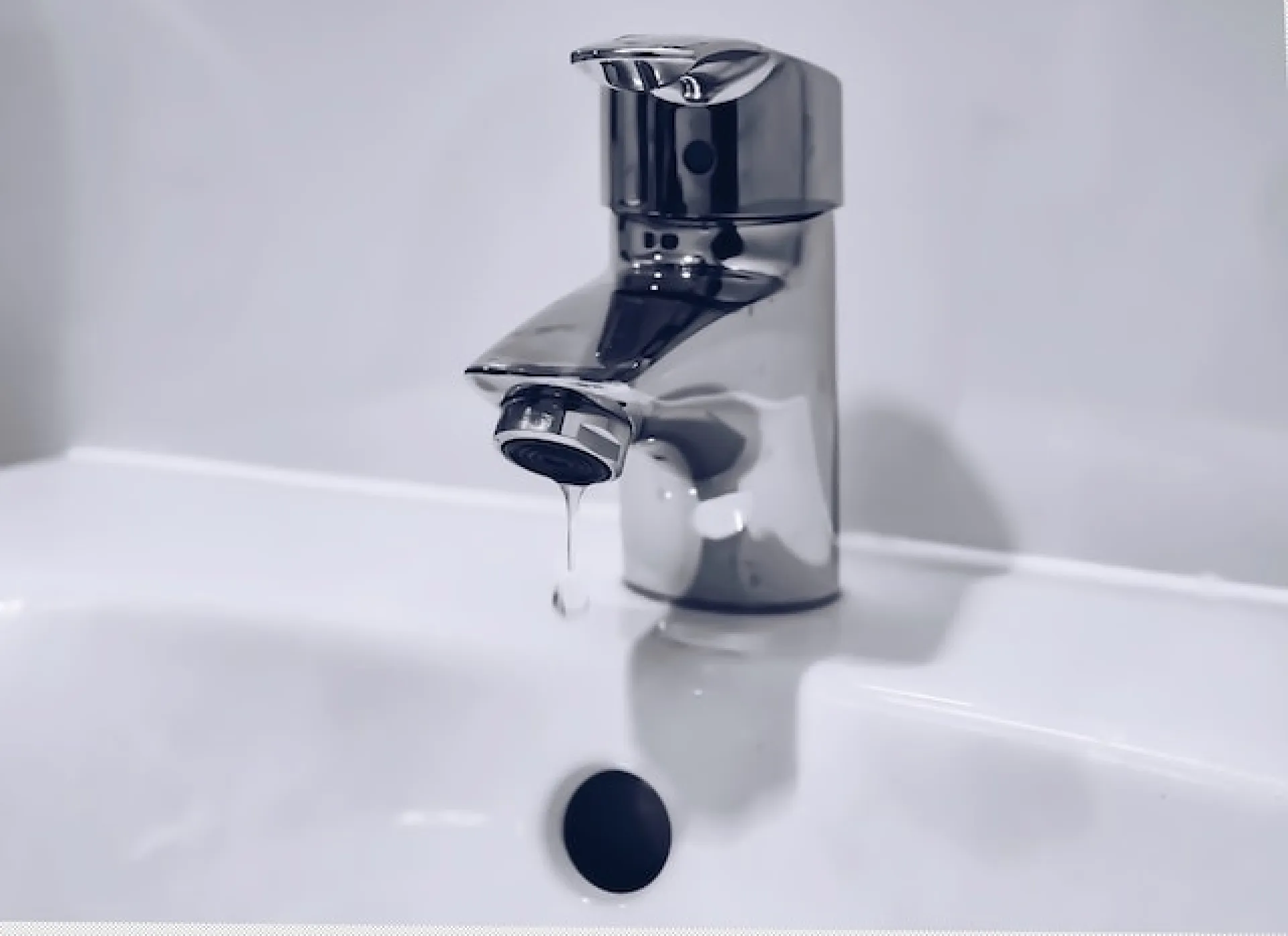 Повреждение на водопроводе устраняют в Барнауле