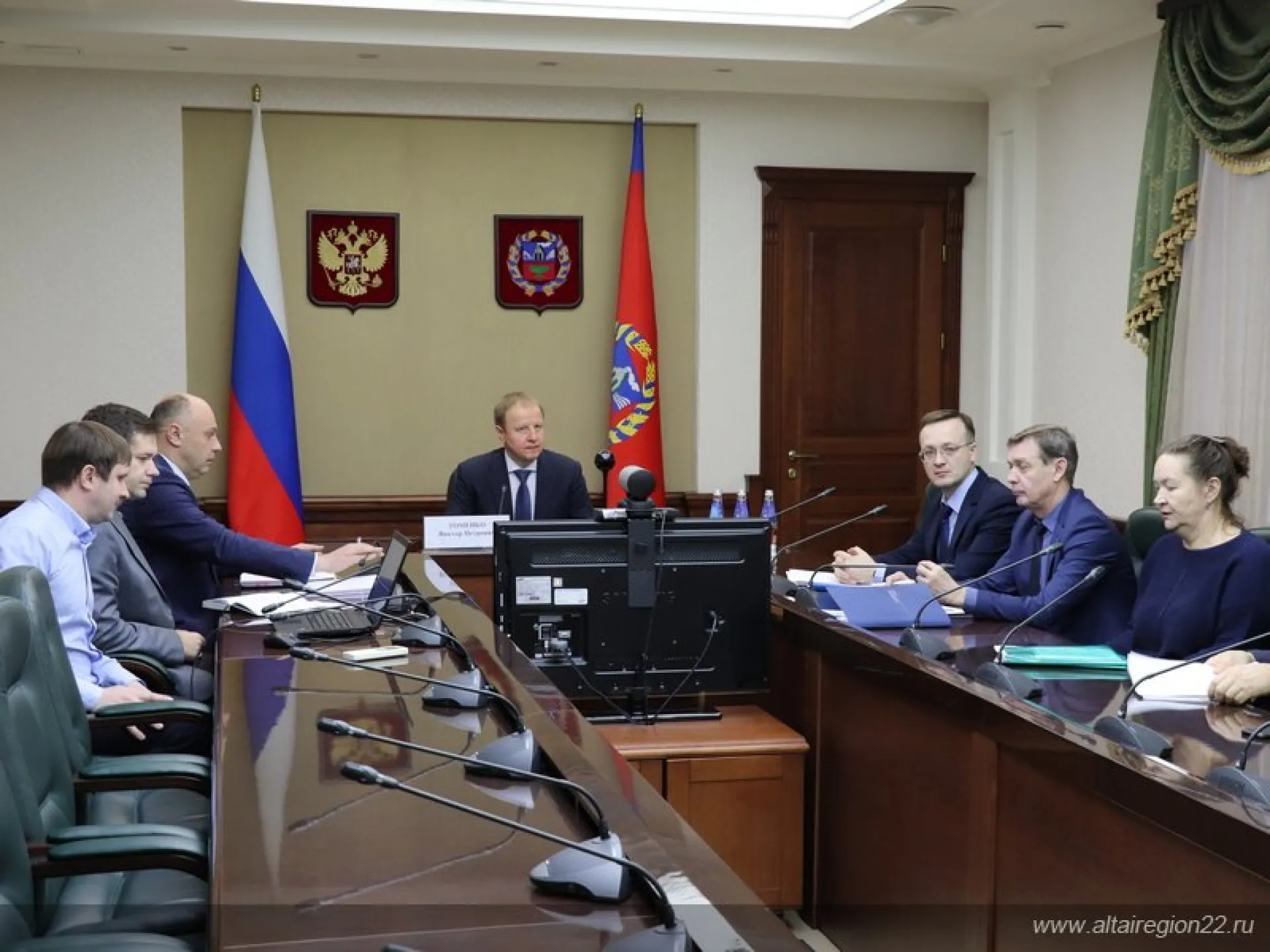 Губернатор Алтайского края Виктор Томенко принял участие в видеоселекторном совещании Счетной палаты России