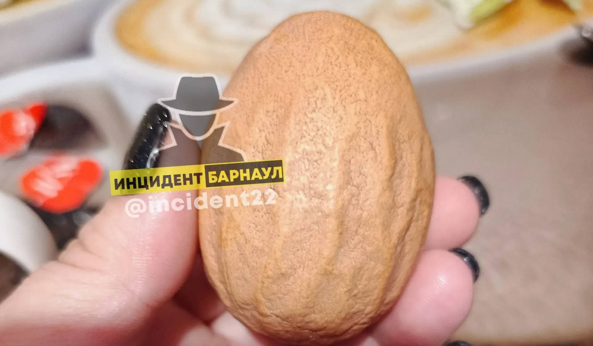 Необычное яйцо с аномалией попалось жительнице Барнаула Необычное яйцо с аномалией попалось жительнице Барнаула