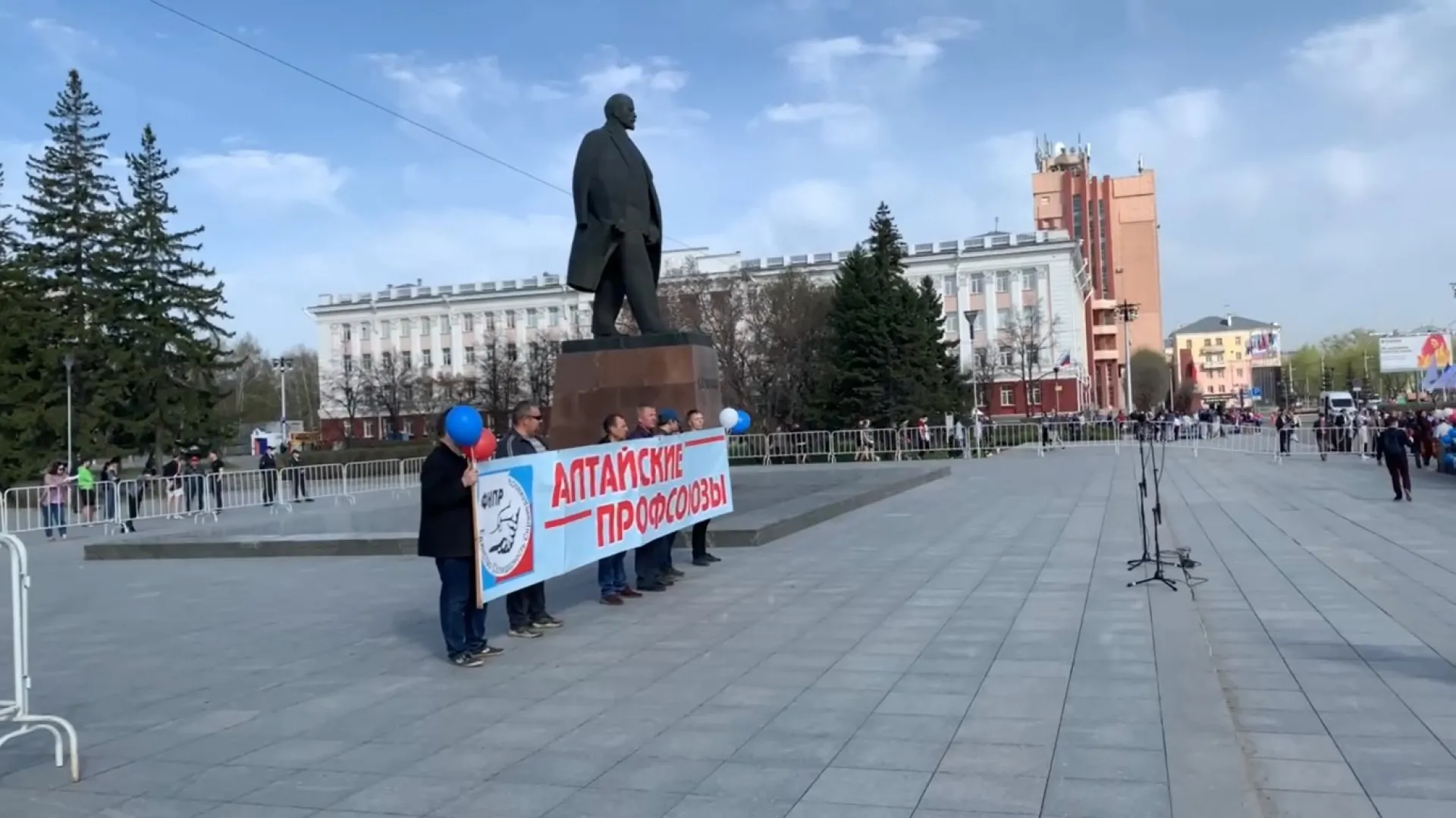 Митинг-шествие профсоюзов состоялся в Барнауле 1 мая Митинг-шествие профсоюзов состоялся в Барнауле 1 мая