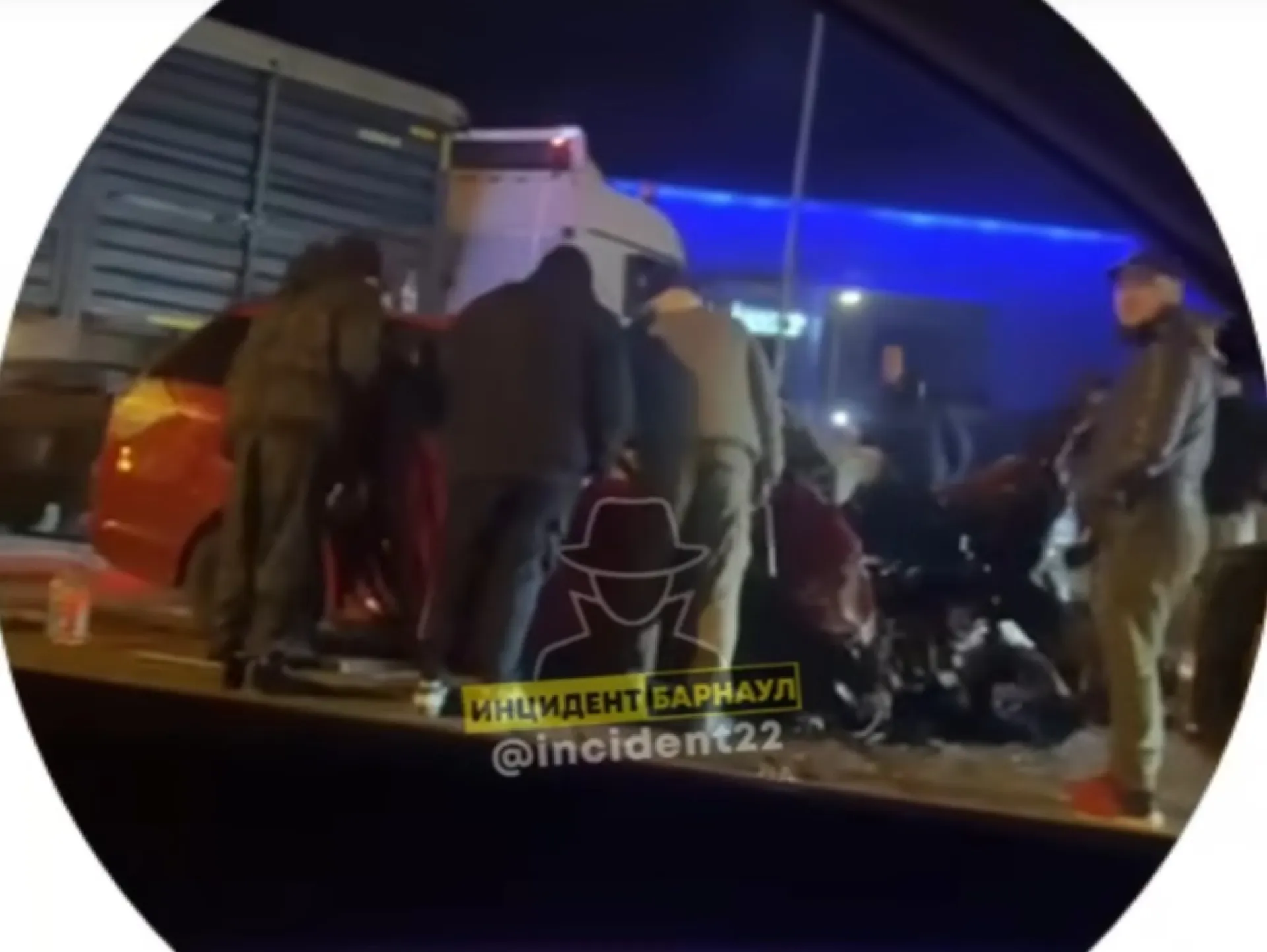 Четыре человека пострадали в ДТП с грузовиком у барнаульского ТЦ Четыре человека пострадали в ДТП с грузовиком у барнаульского ТЦ