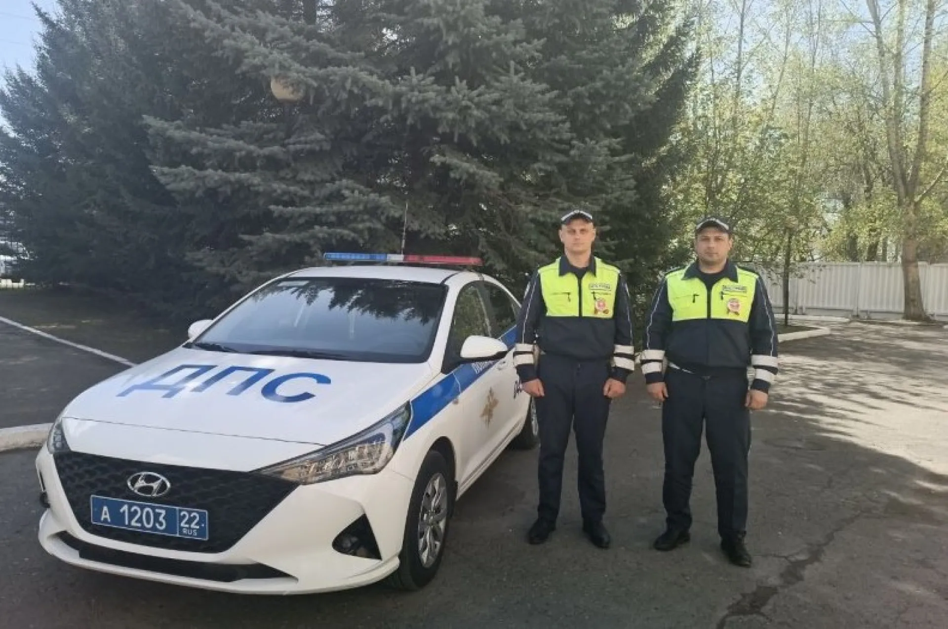 Экипаж ДПС в Барнауле помог спасти жизнь проглотившему батарейку малышу Экипаж ДПС в Барнауле помог спасти жизнь проглотившему батарейку малышу