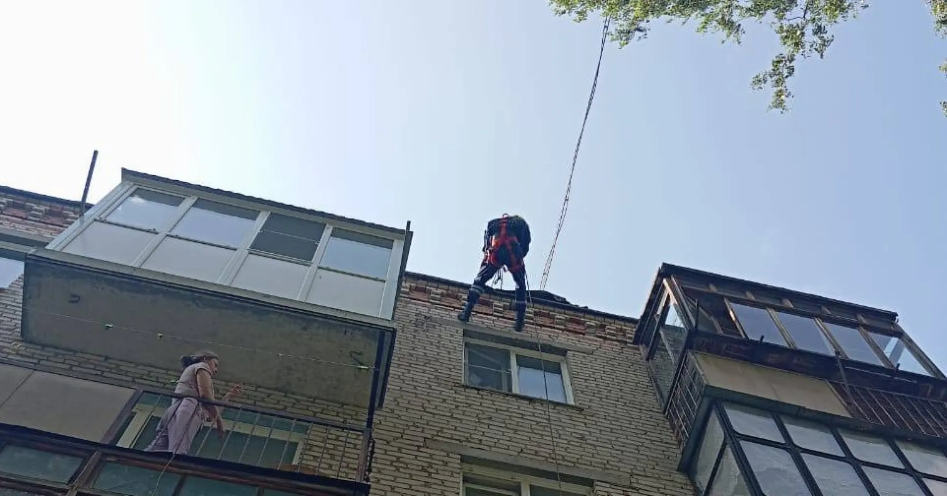 Спасатели вызволили из квартиры пенсионерку в барнаульском поселке