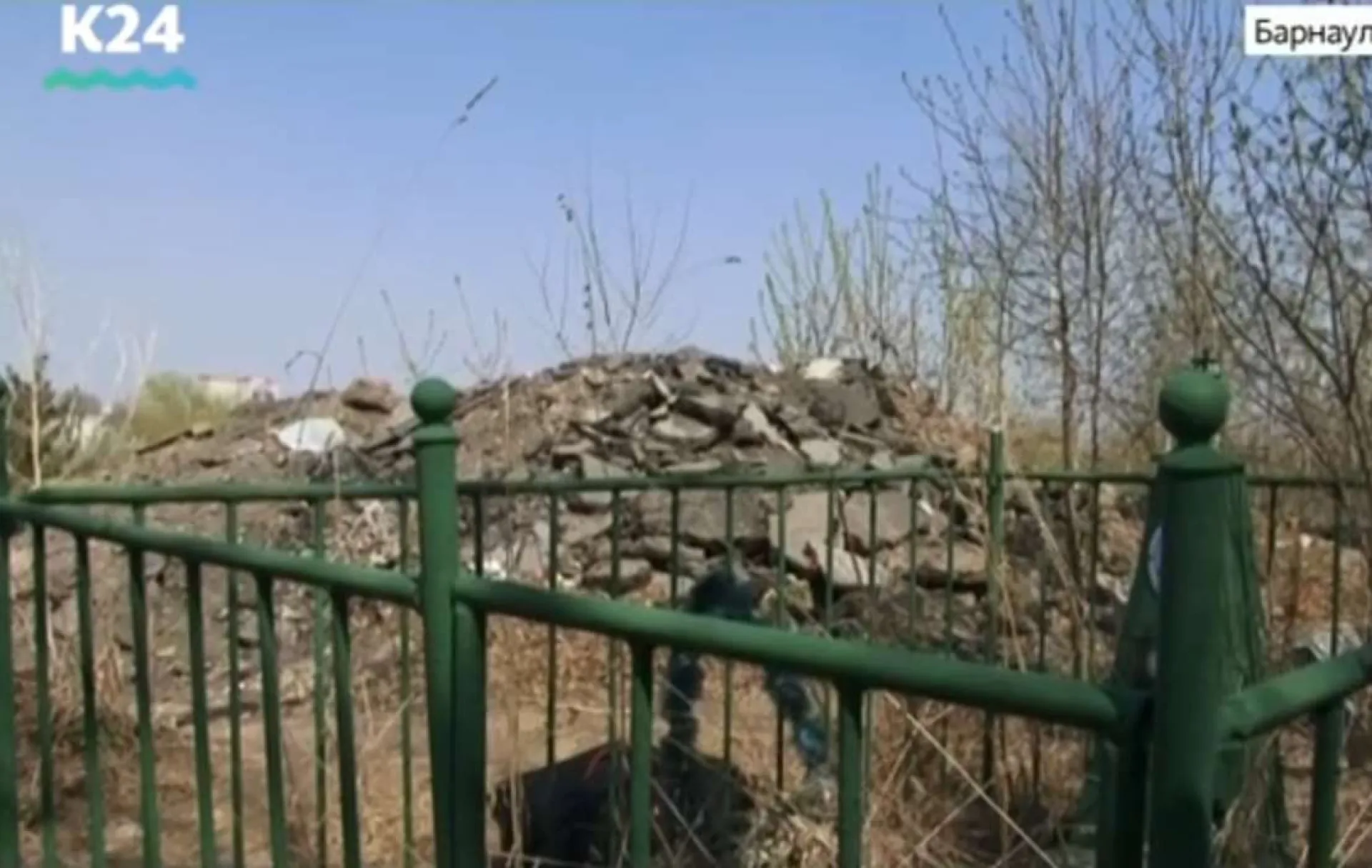 Несанкционированная свалка появилась на Власихинском кладбище в Барнауле