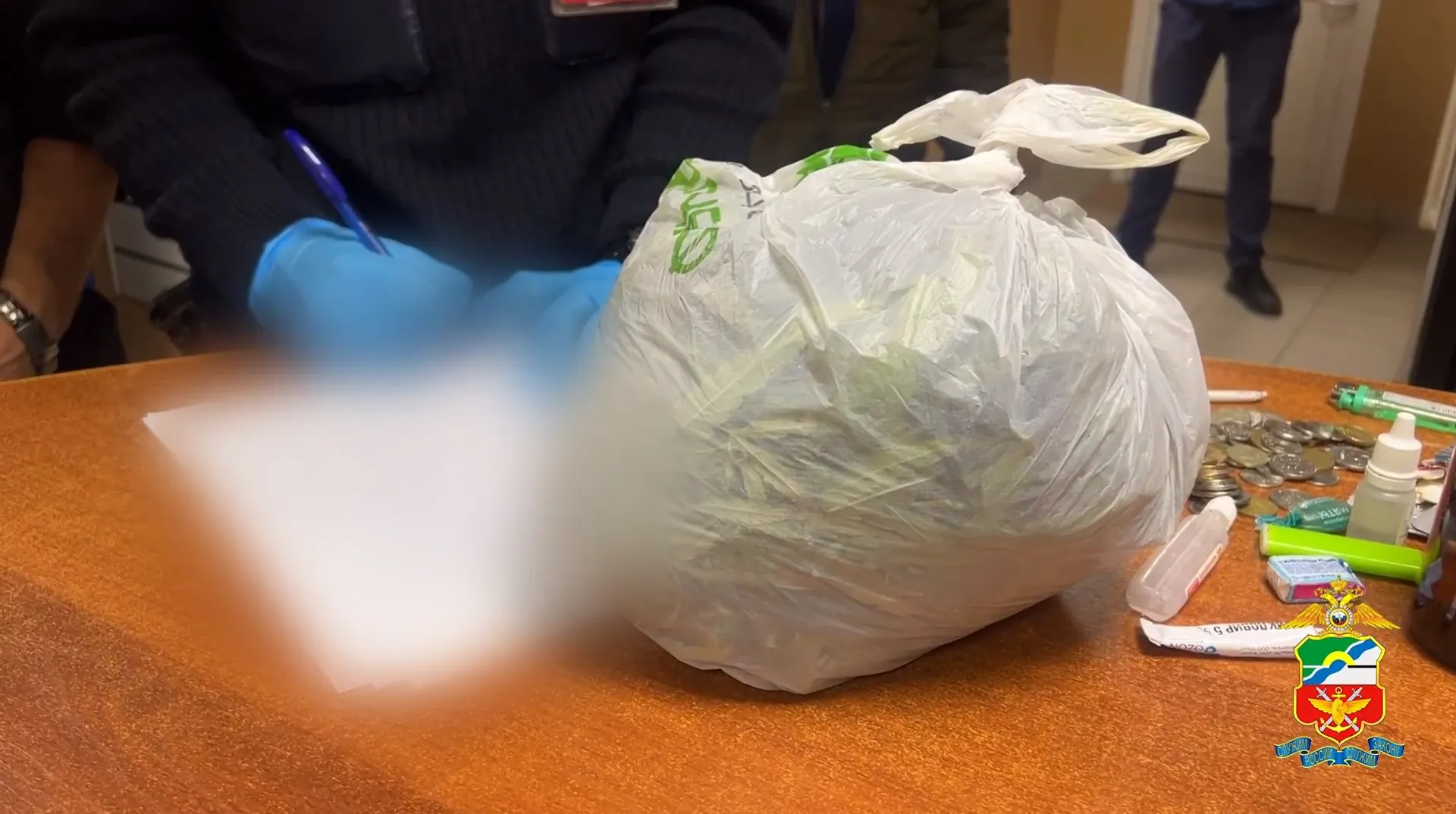 Барнаульца поймали с крупной партией марихуаны Барнаульца поймали с крупной партией марихуаны