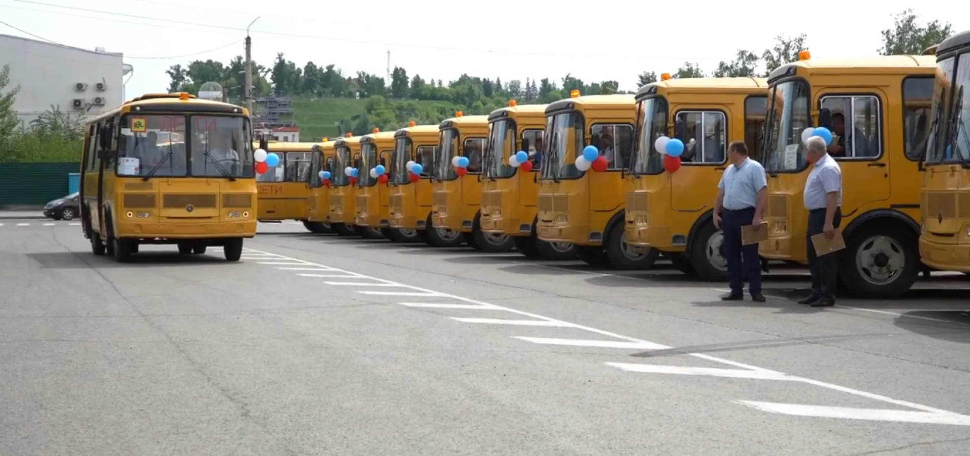 Партию школьных автобусов отправили в районы Алтайского края Партию школьных автобусов отправили в районы Алтайского края