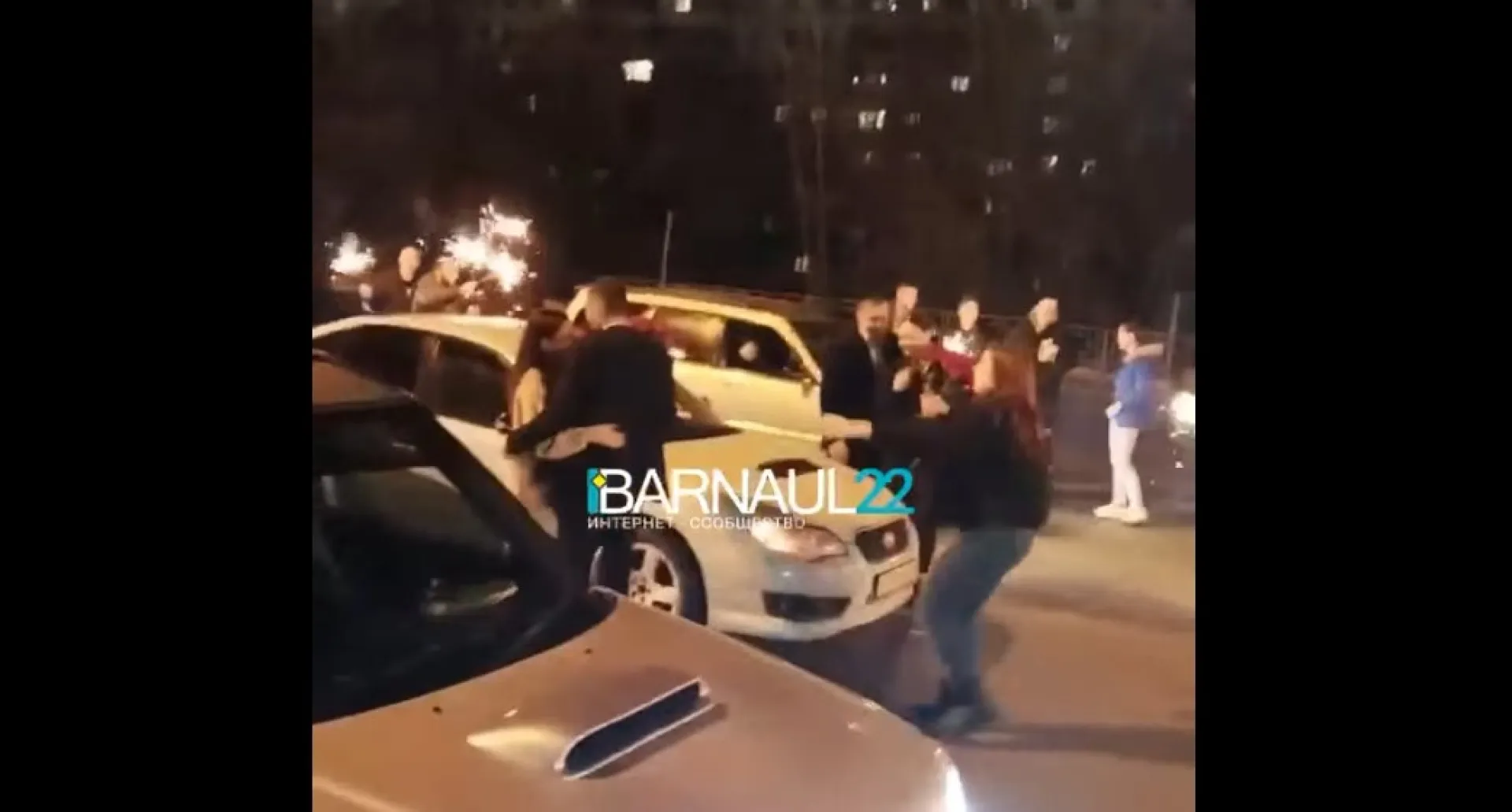 Барнаульцы сделали предложения своим девушкам посреди дороги и попали в полицию Барнаульцы сделали предложения своим девушкам посреди дороги и попали в полицию