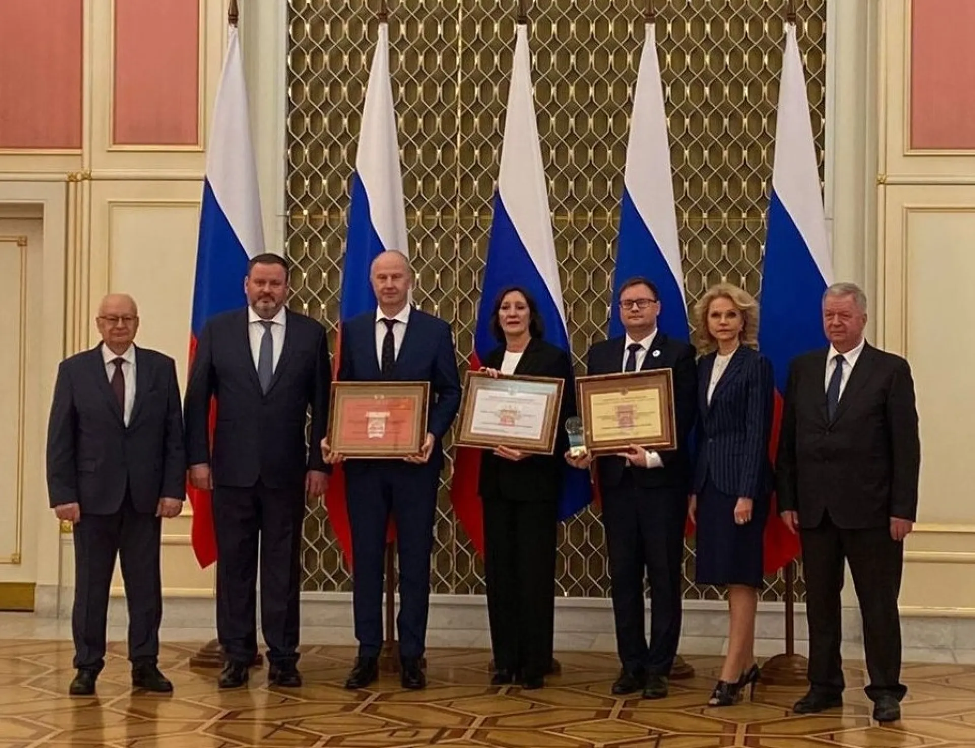 Руководителю барнаульской больницы вручили награду в правительстве РФ