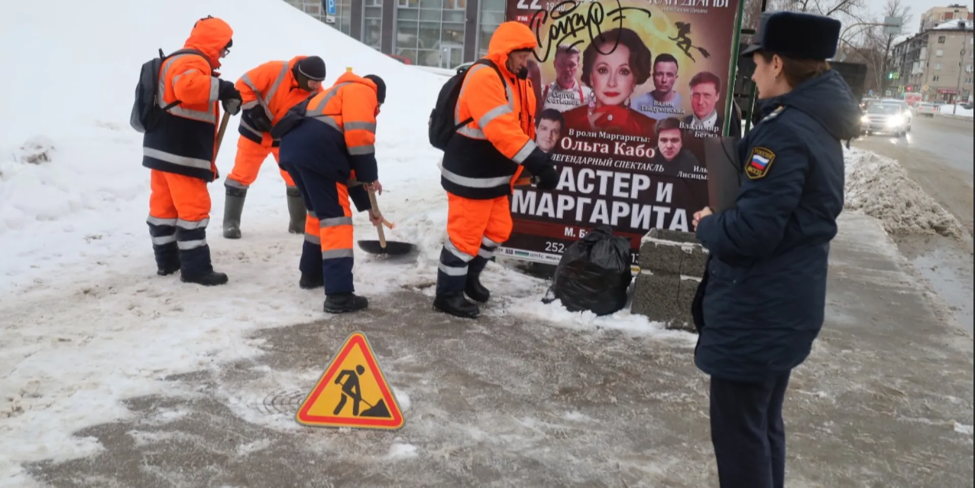 Должники по алиментам и штрафам очищают улицы Барнаула от снега Должники по алиментам и штрафам очищают улицы Барнаула от снега