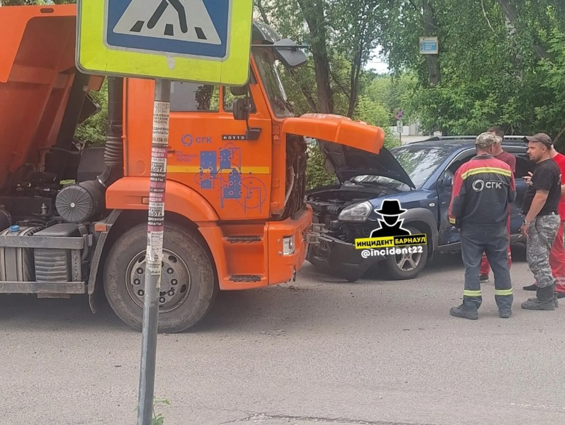 Пенсионерка столкнулась с КамАЗом в Барнауле