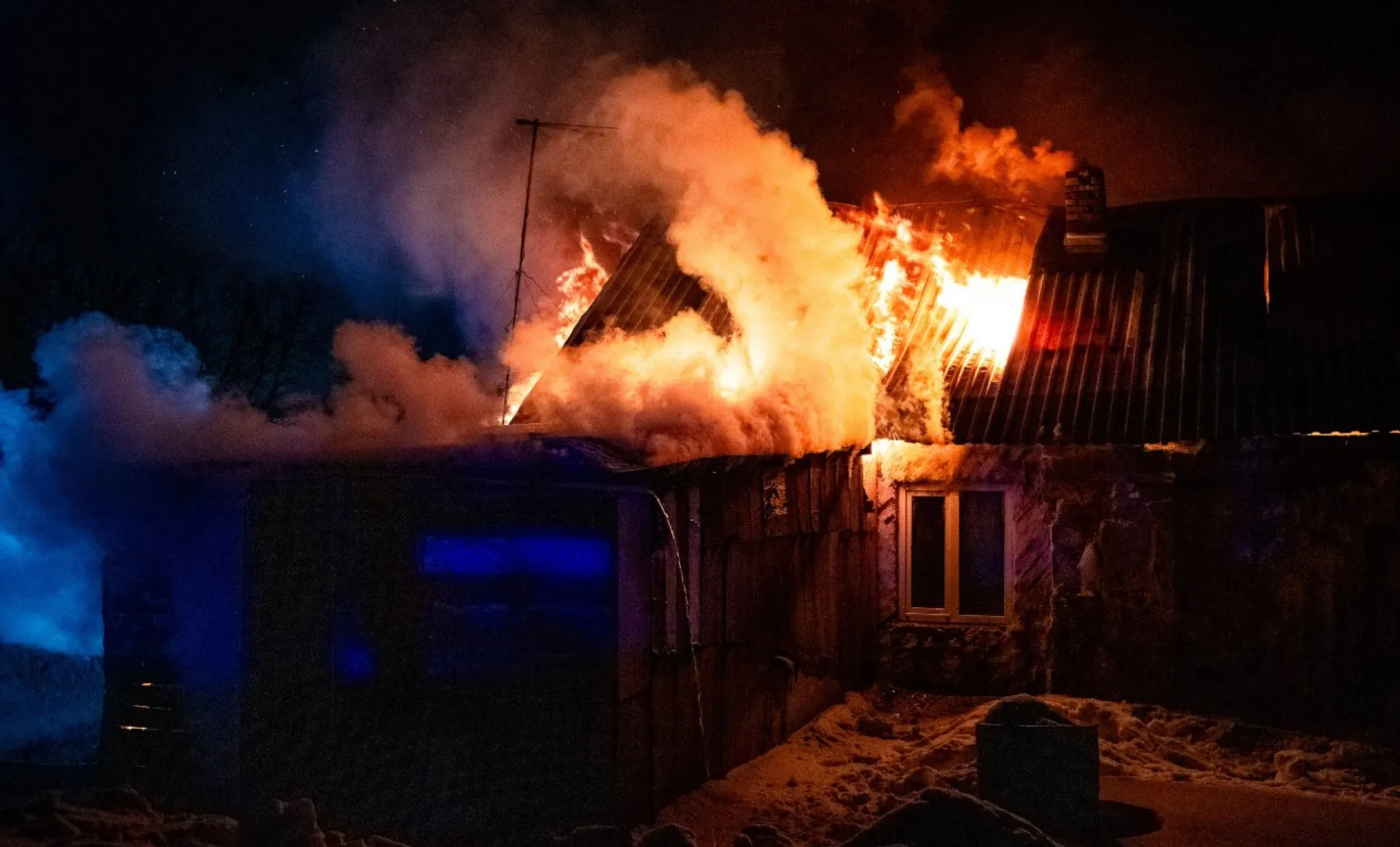 Крупный пожар произошел в одном из частных домов Барнаула