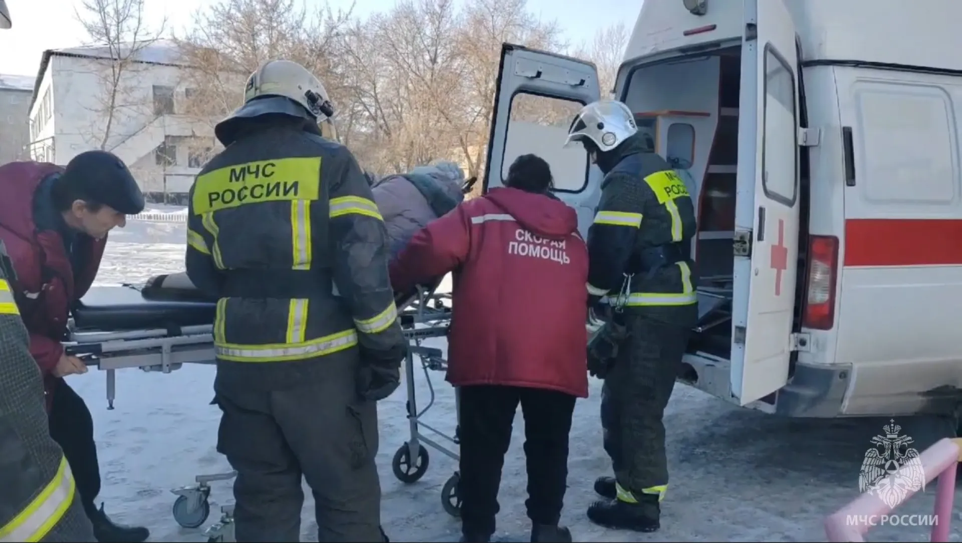 Спасатели помогли медикам транспортировать больного в Камне-на-Оби