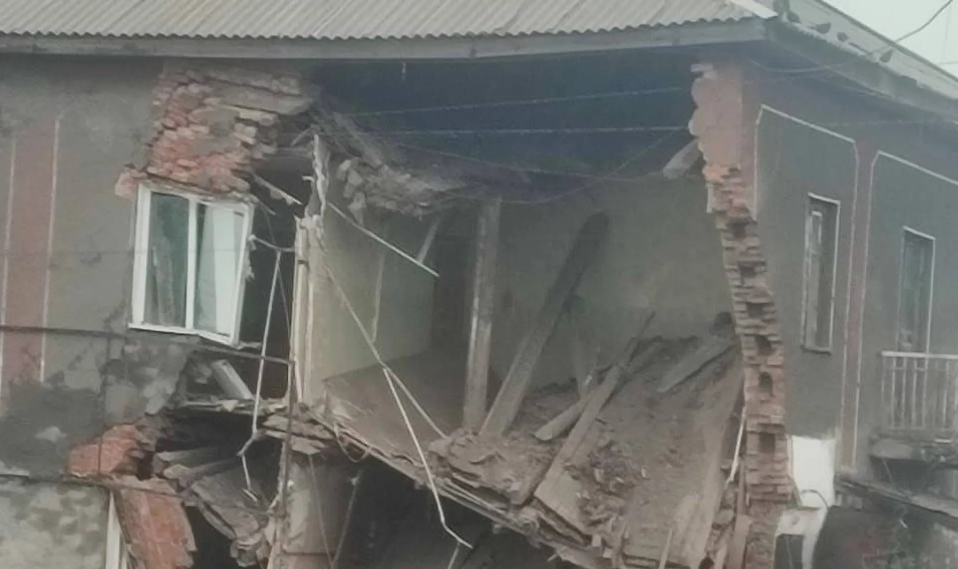 Угол жилого дома обрушился в Алейске Угол жилого дома обрушился в Алейске