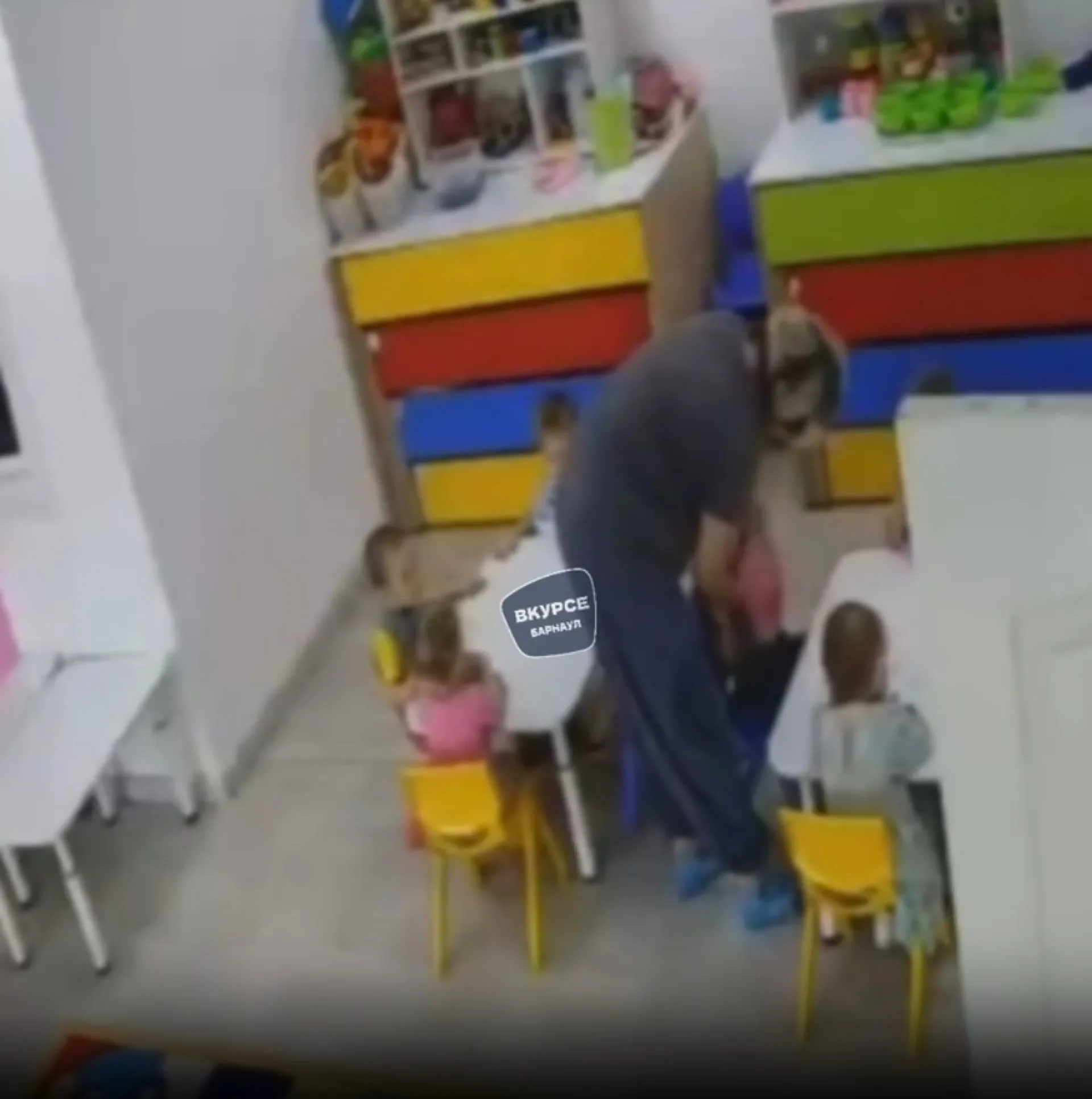 Уголовное дело возбудили на «придушившего» ребенка воспитателя в Барнауле