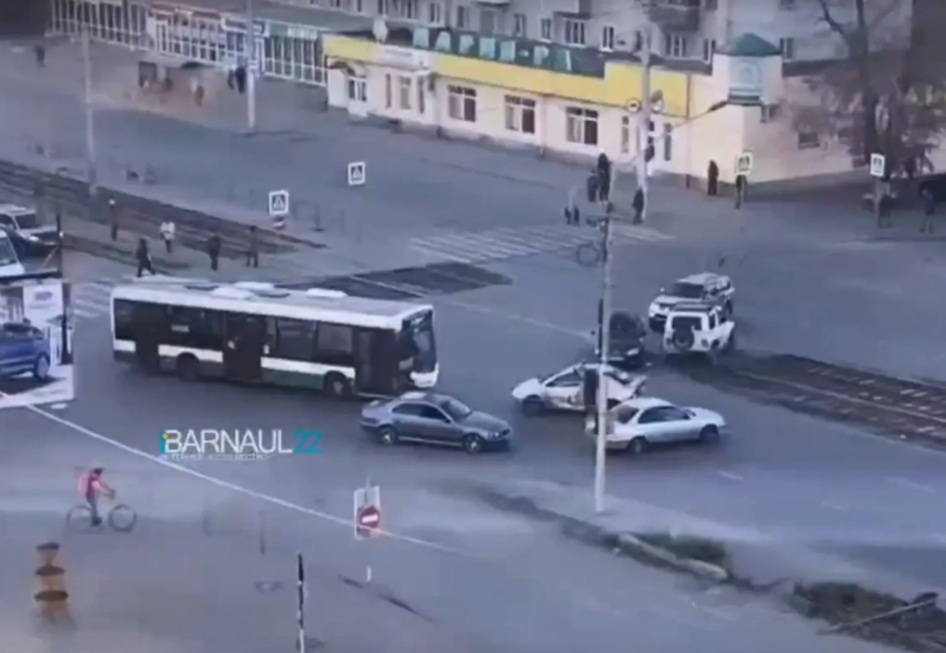 Автобус столкнулся с легковушкой на Новом рынке в Барнауле