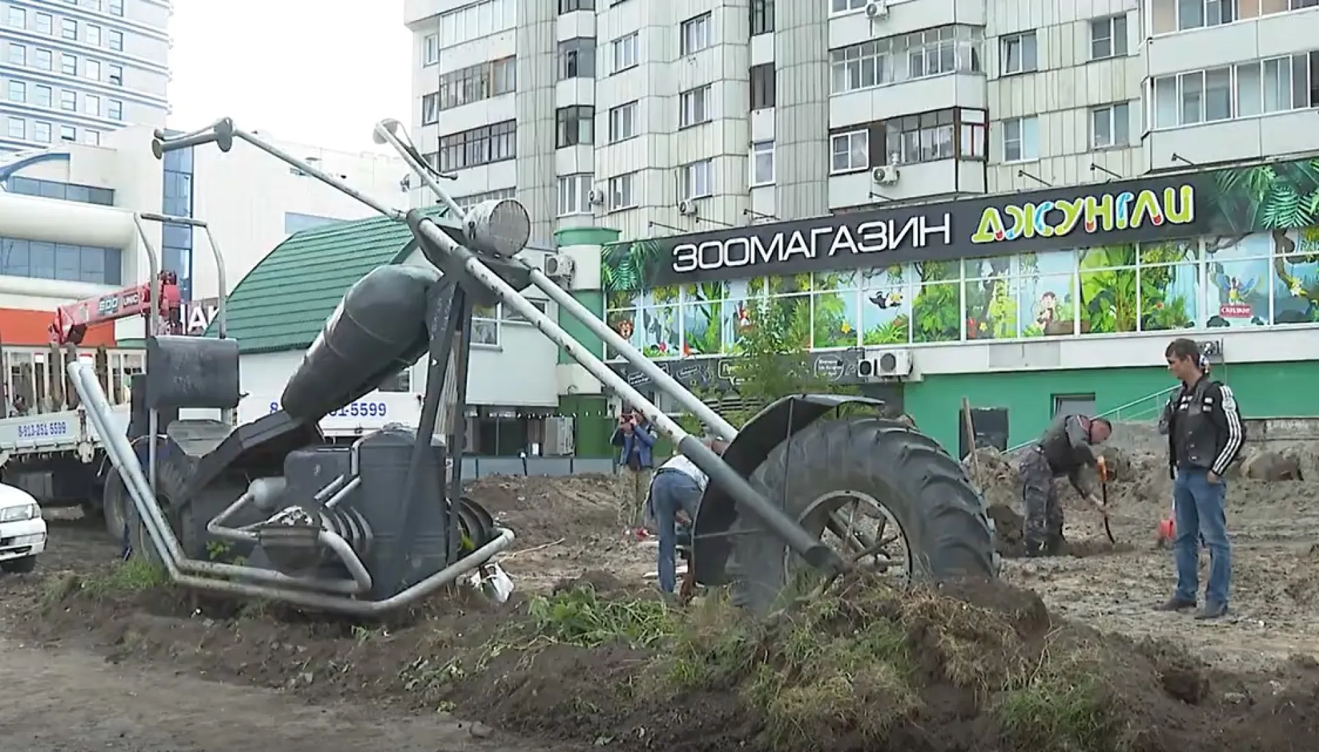 «Часть истории» против общедолевой собственности. Рассказываем, почему демонтировали гигантский мотоцикл у барнаульского бара