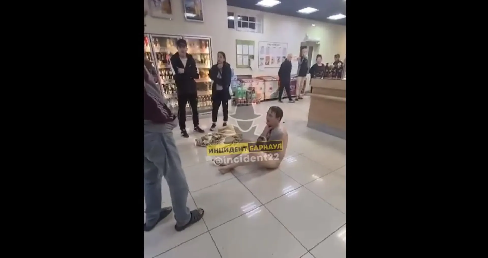 Обнаженный барнаулец забрался на крышу пивнушки