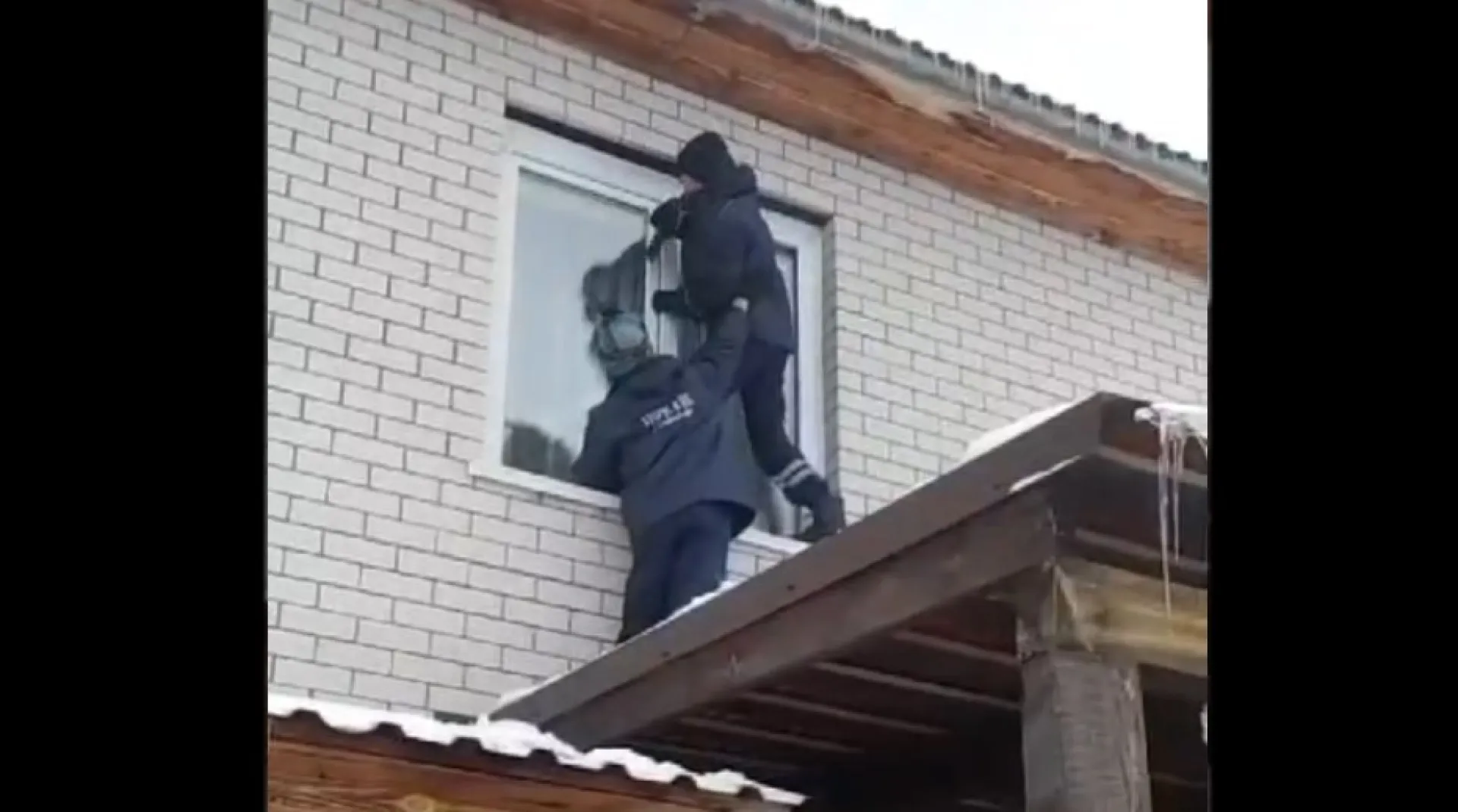 Оказавшегося взаперти ребенка спасли в Барнауле